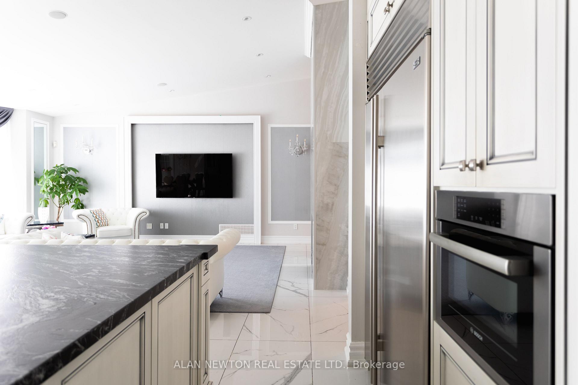 Photo 16 of 102 Hunterwood Chase, Vaughan, Rural Vaughan — HOMEH