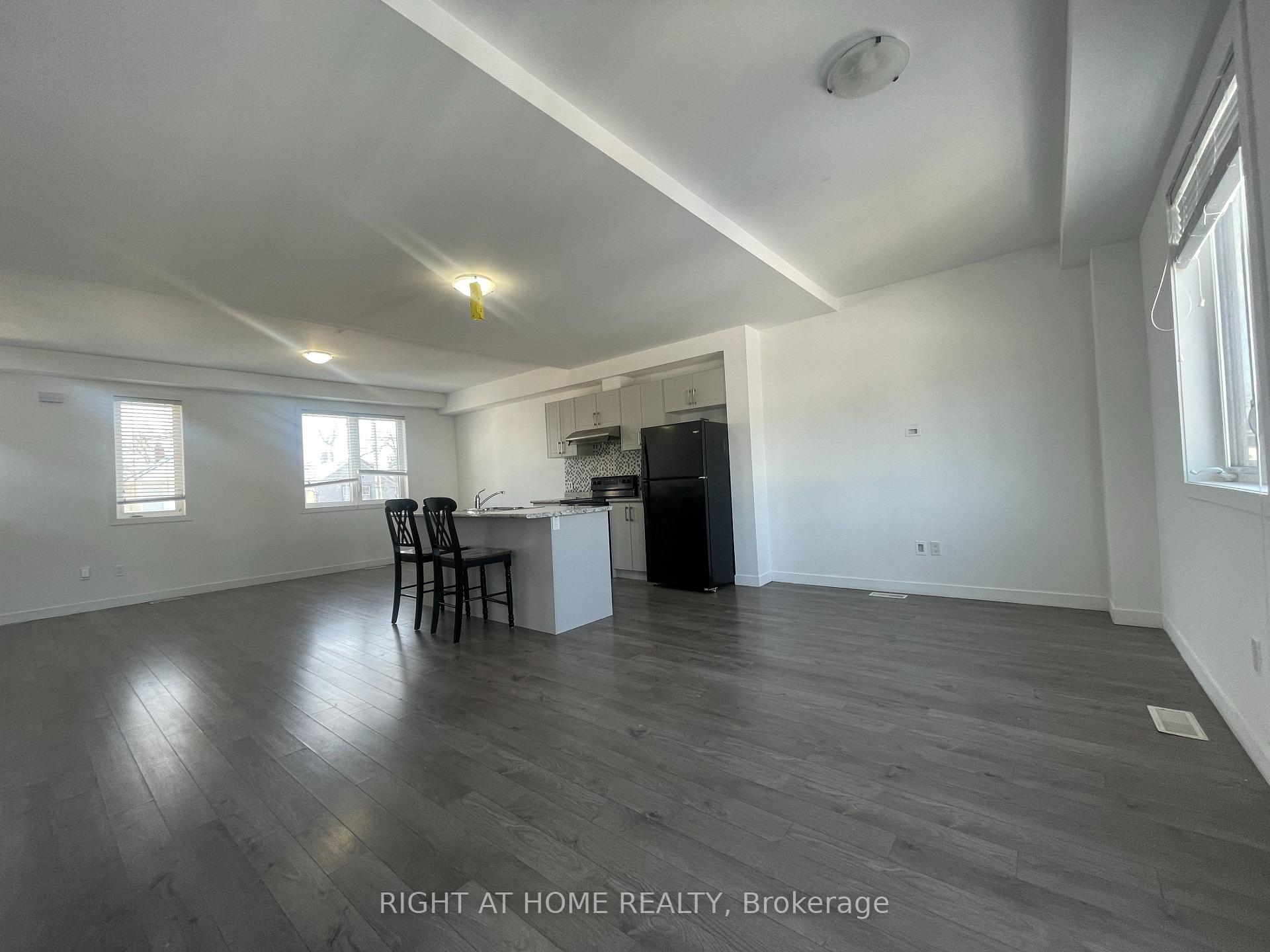 Photo 6 of 23 Denistoun Street, Welland, Broadway — HOMEH