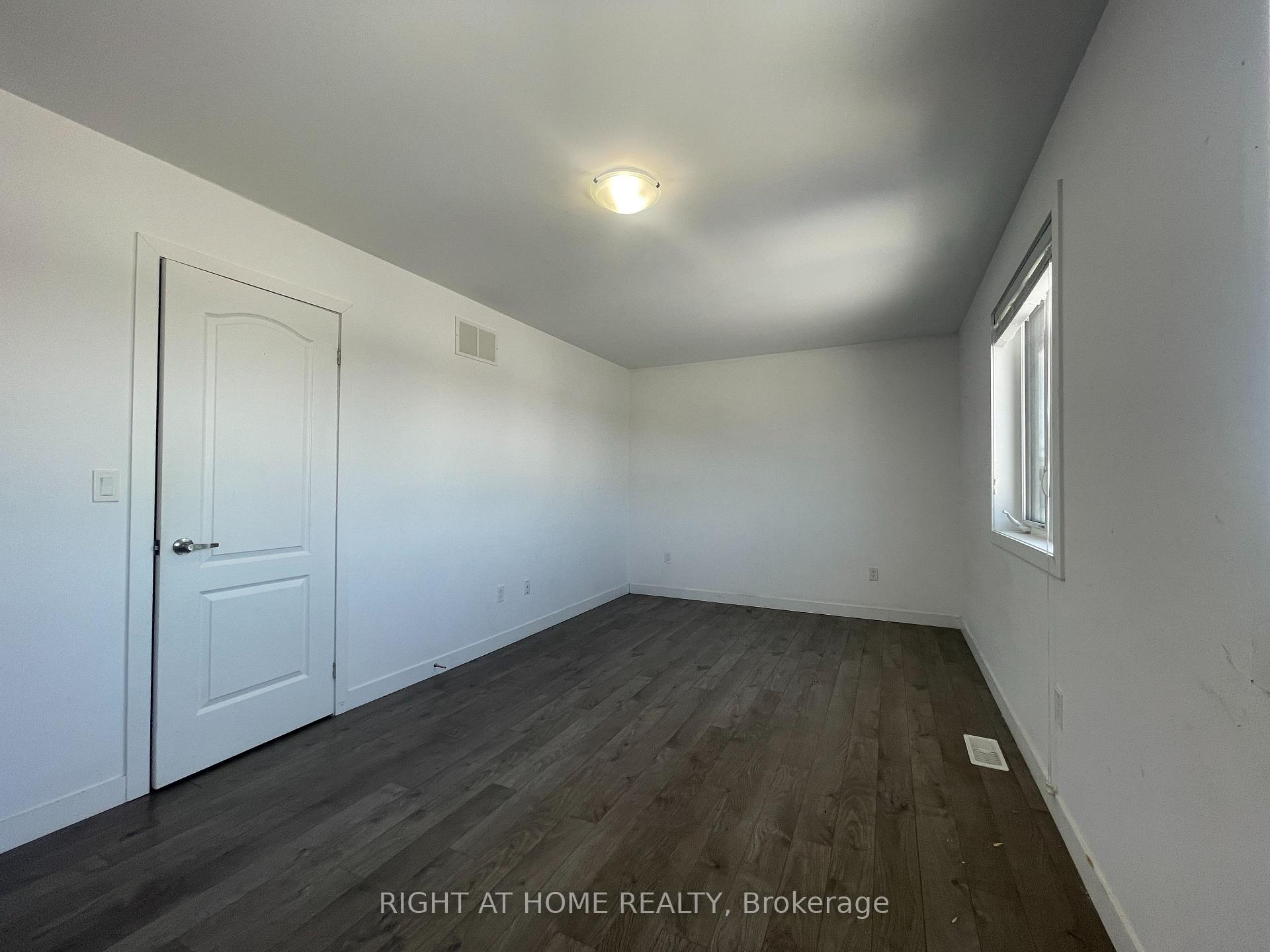Photo 17 of 23 Denistoun Street, Welland, Broadway — HOMEH