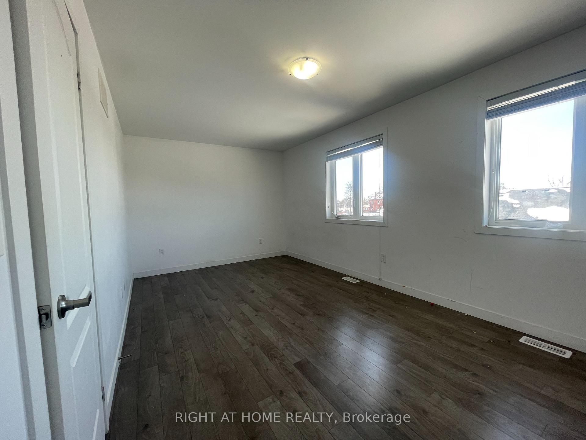 Photo 18 of 23 Denistoun Street, Welland, Broadway — HOMEH
