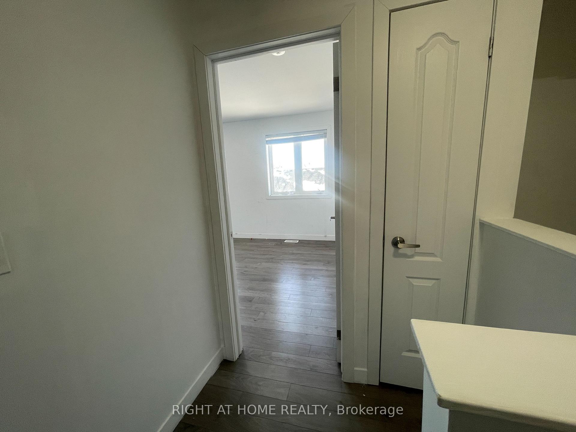 Photo 22 of 23 Denistoun Street, Welland, Broadway — HOMEH