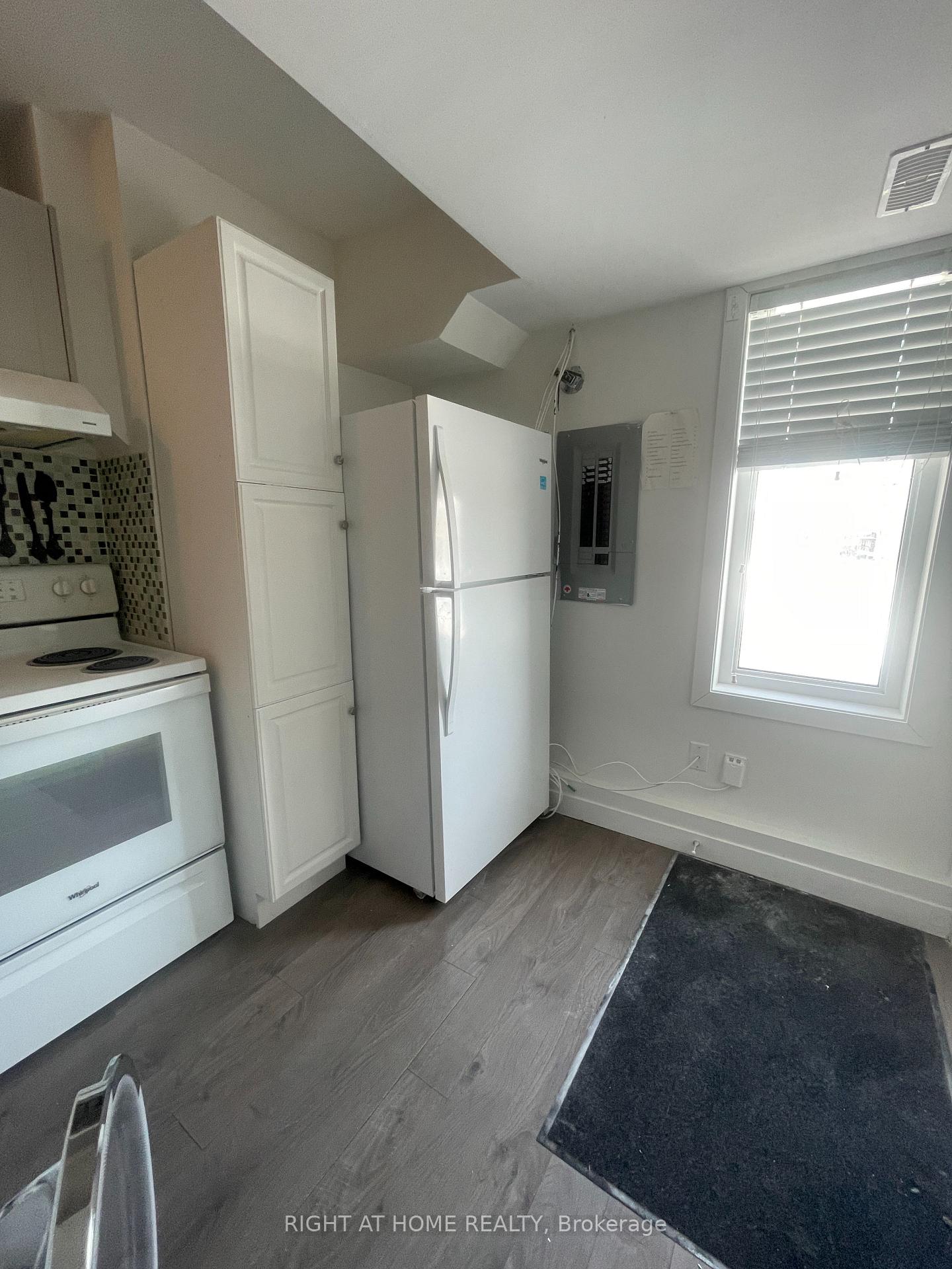 Photo 24 of 23 Denistoun Street, Welland, Broadway — HOMEH