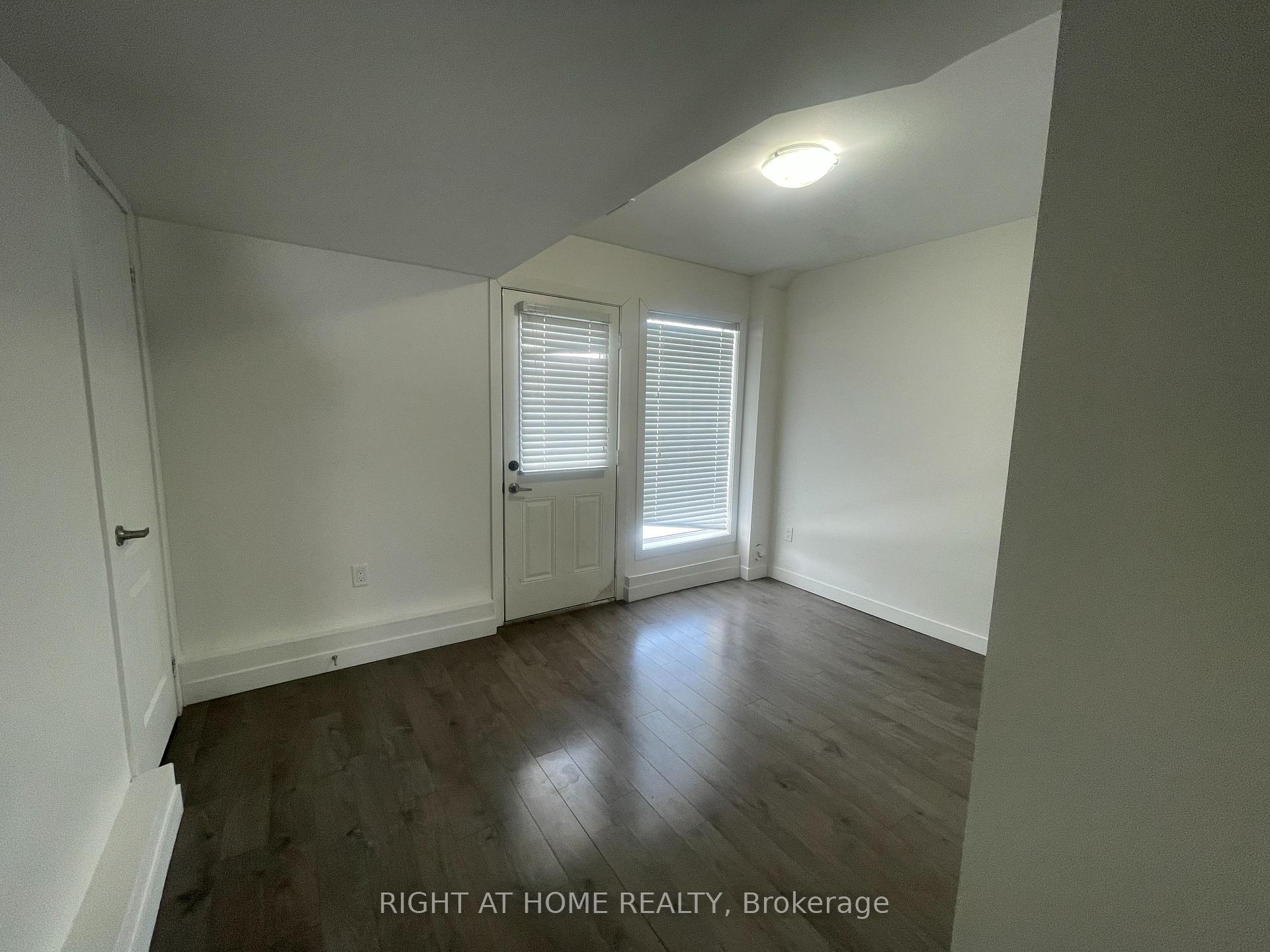 Photo 28 of 23 Denistoun Street, Welland, Broadway — HOMEH