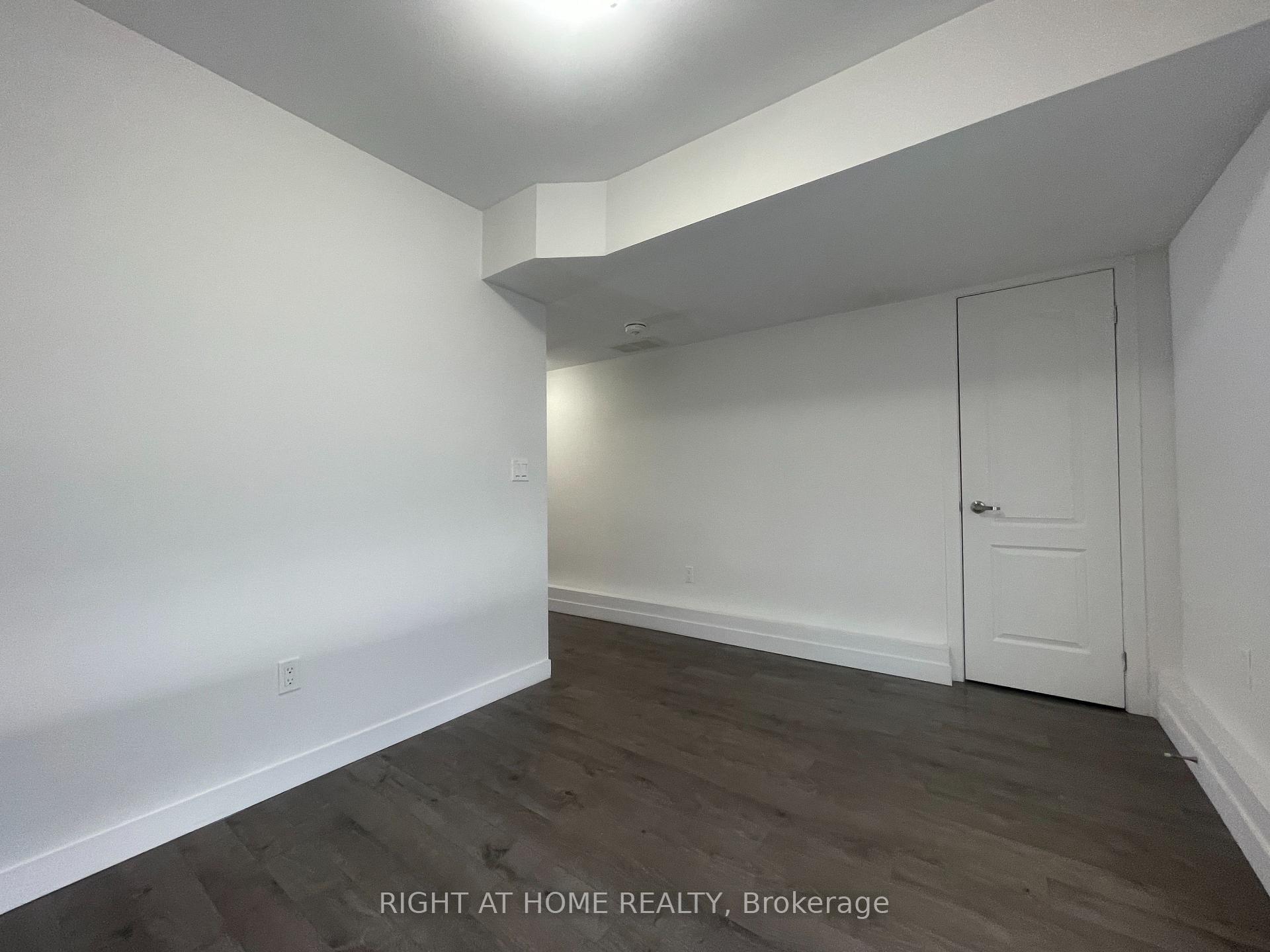 Photo 31 of 23 Denistoun Street, Welland, Broadway — HOMEH