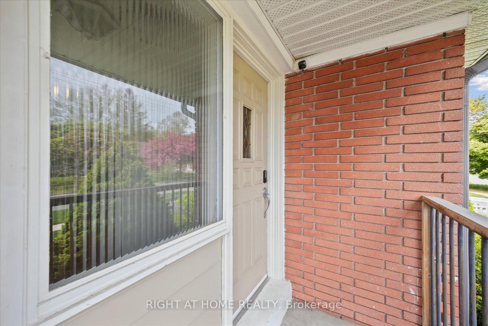 Photo 5 of 154 Lupin Drive, Whitby, Downtown Whitby — HOMEH
