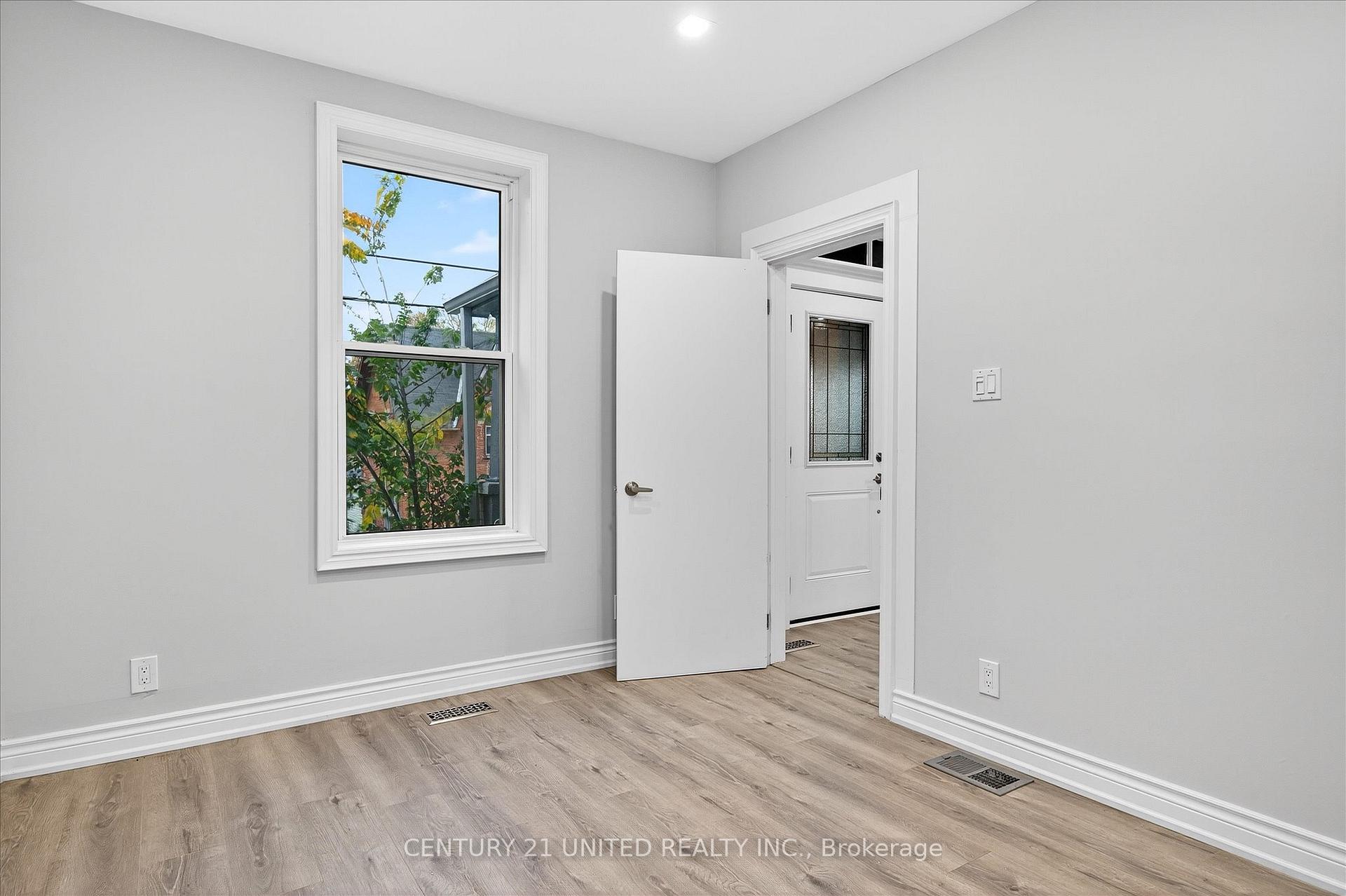 Photo 23 of 504 Aylmer Street N, Peterborough, Town Ward 3 — HOMEH