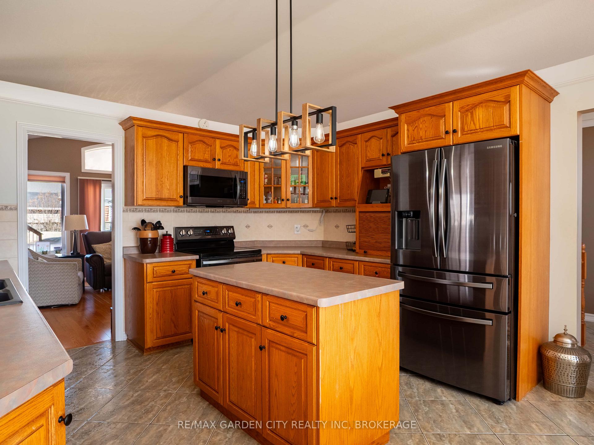 Photo 7 of 124 Cedar Park Drive, Welland, N. Welland — HOMEH