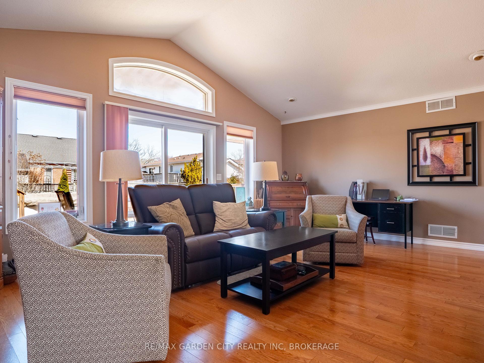 Photo 12 of 124 Cedar Park Drive, Welland, N. Welland — HOMEH