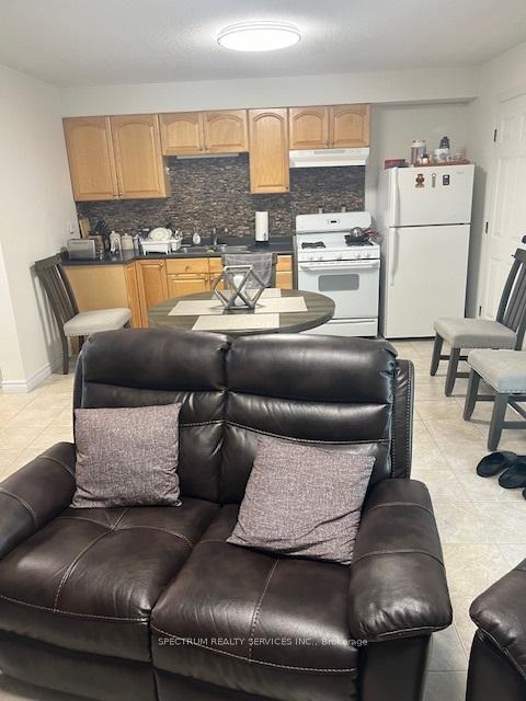 Photo 5 of 15 Albany (Middle Level) Drive, Vaughan, West Woodbridge — HOMEH