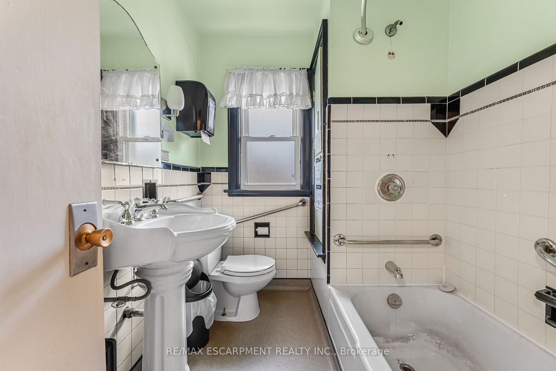 Photo 24 of 371 Niagara Street, Welland, Prince Charles — HOMEH