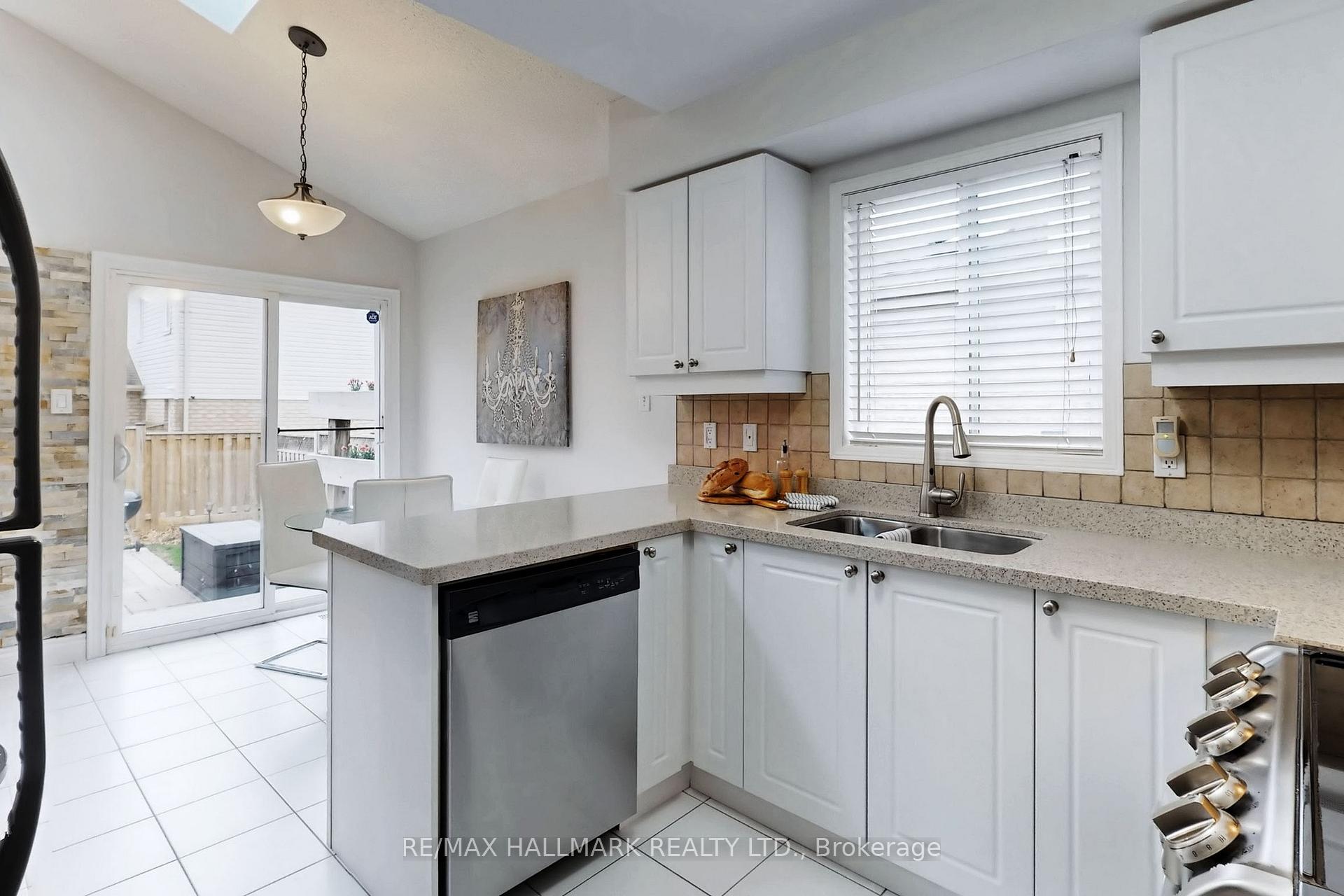 Photo 10 of 60 Tidewater Crescent, Whitby, Williamsburg — HOMEH