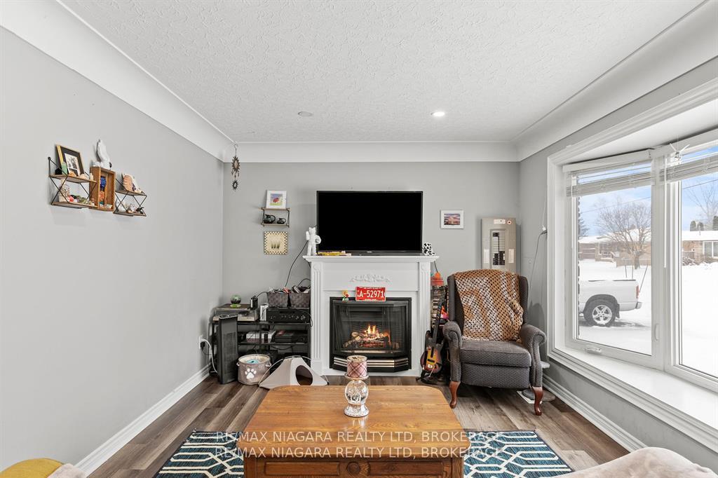 Photo 5 of 120 Marigold Street, Welland, Broadway — HOMEH