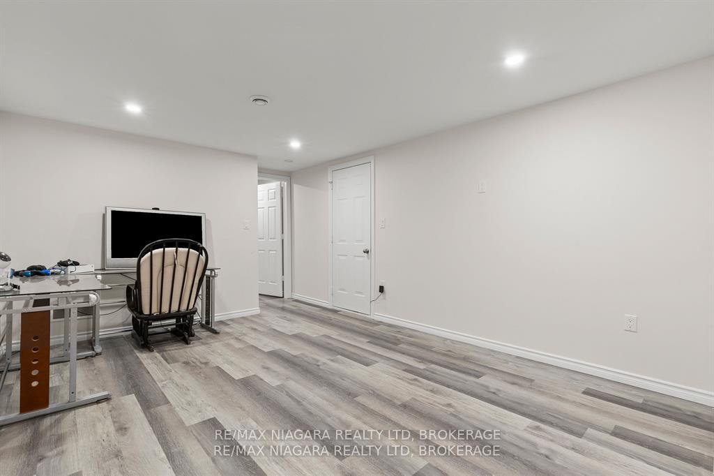 Photo 23 of 120 Marigold Street, Welland, Broadway — HOMEH