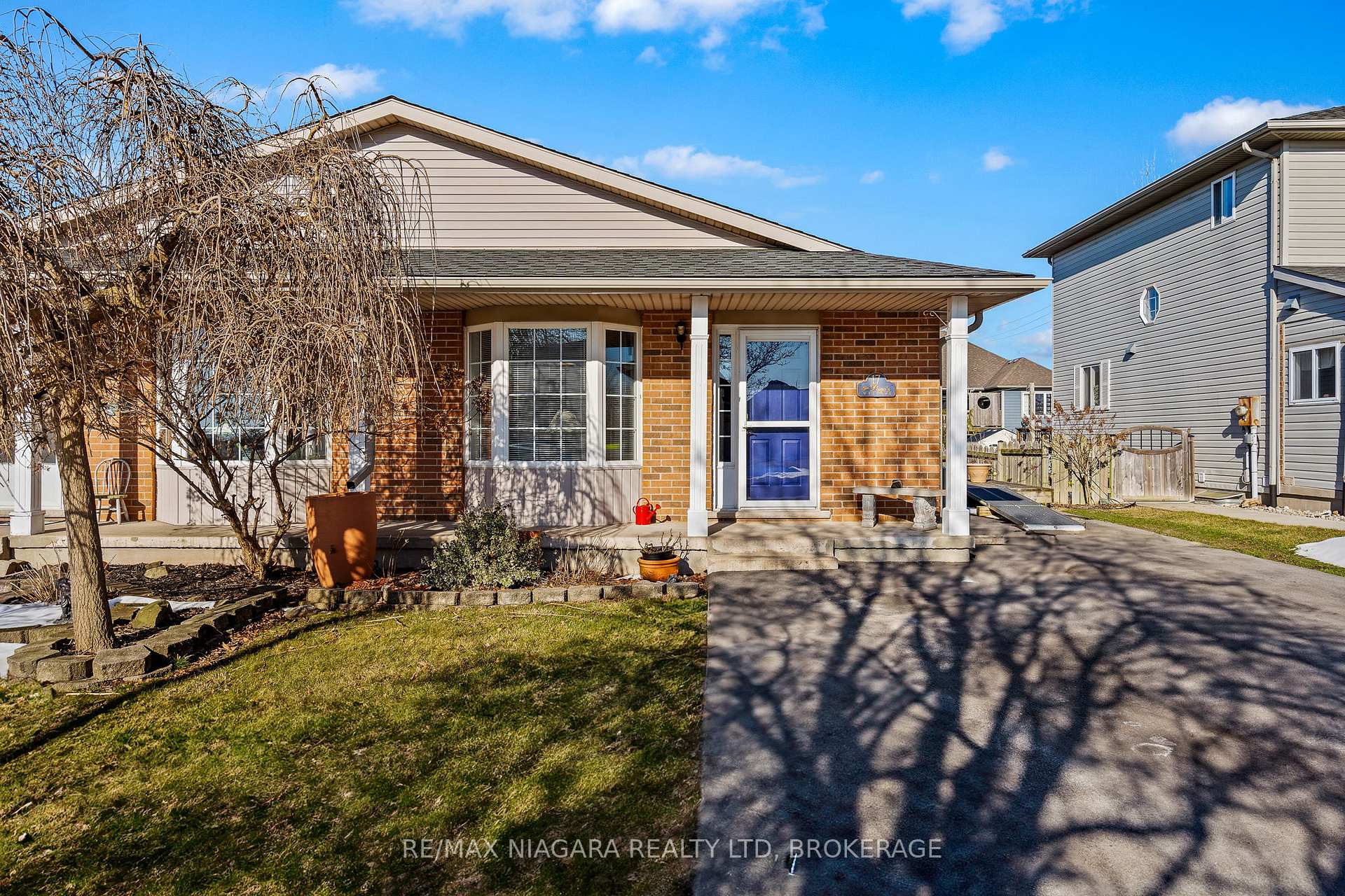 Photo 2 of 17 Waterview Court, Welland, Broadway — HOMEH