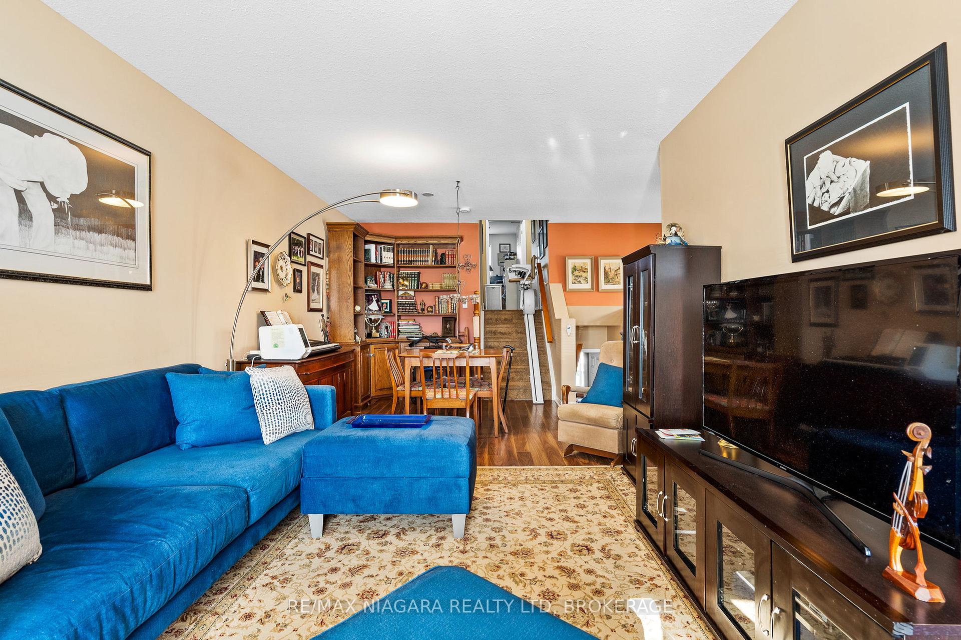 Photo 3 of 17 Waterview Court, Welland, Broadway — HOMEH