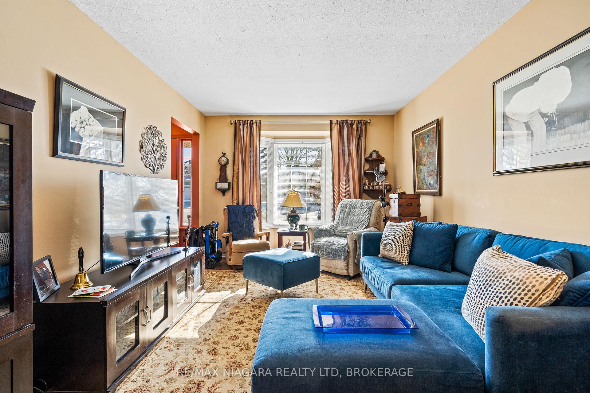 Photo 4 of 17 Waterview Court, Welland, Broadway — HOMEH