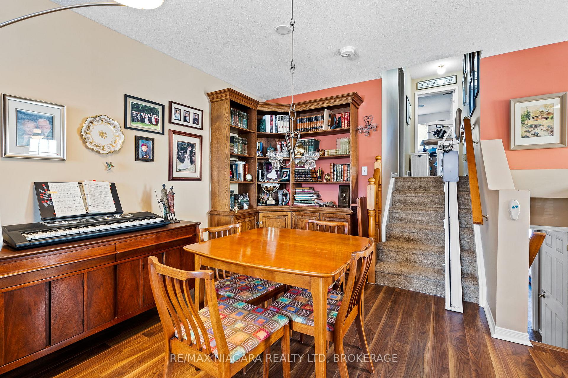 Photo 5 of 17 Waterview Court, Welland, Broadway — HOMEH