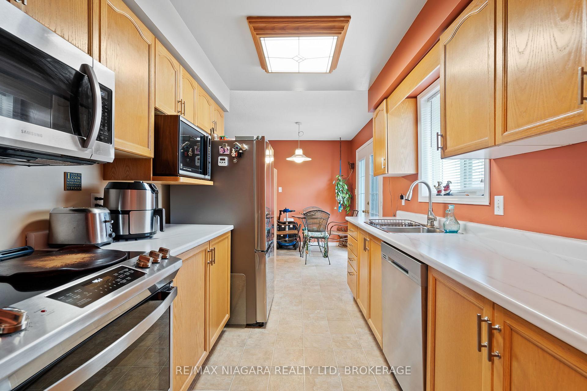 Photo 6 of 17 Waterview Court, Welland, Broadway — HOMEH