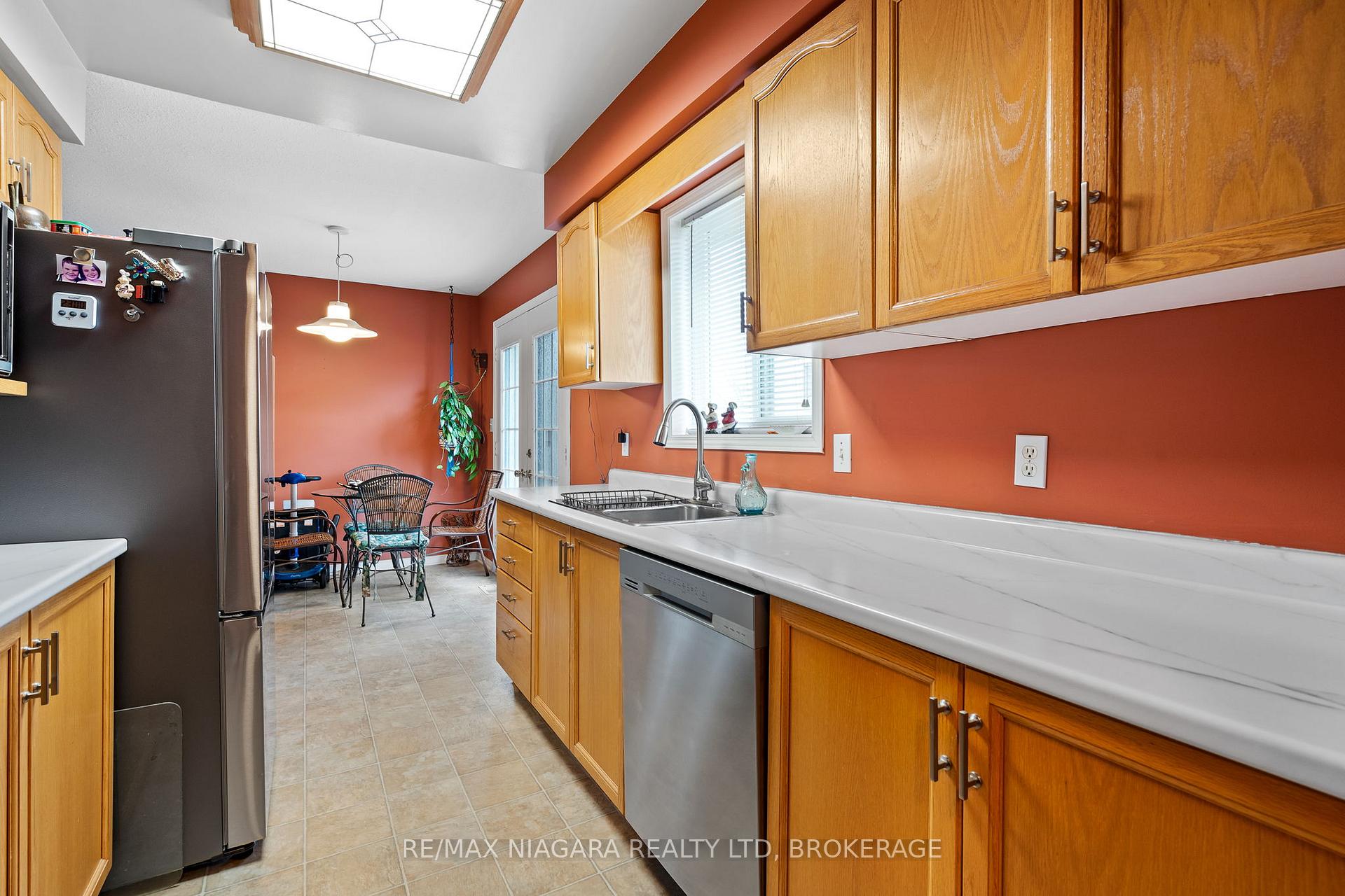 Photo 7 of 17 Waterview Court, Welland, Broadway — HOMEH