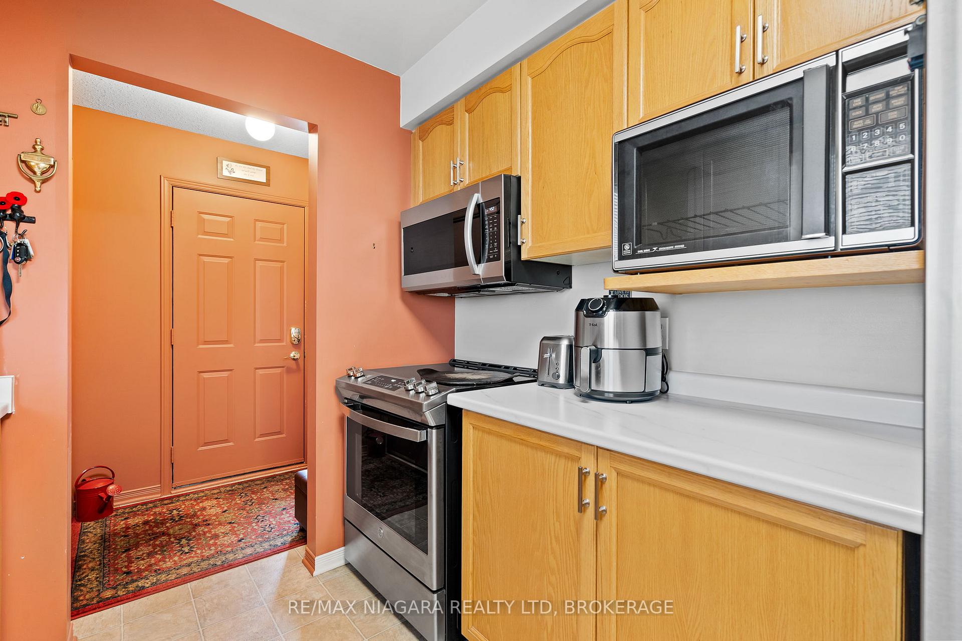 Photo 8 of 17 Waterview Court, Welland, Broadway — HOMEH