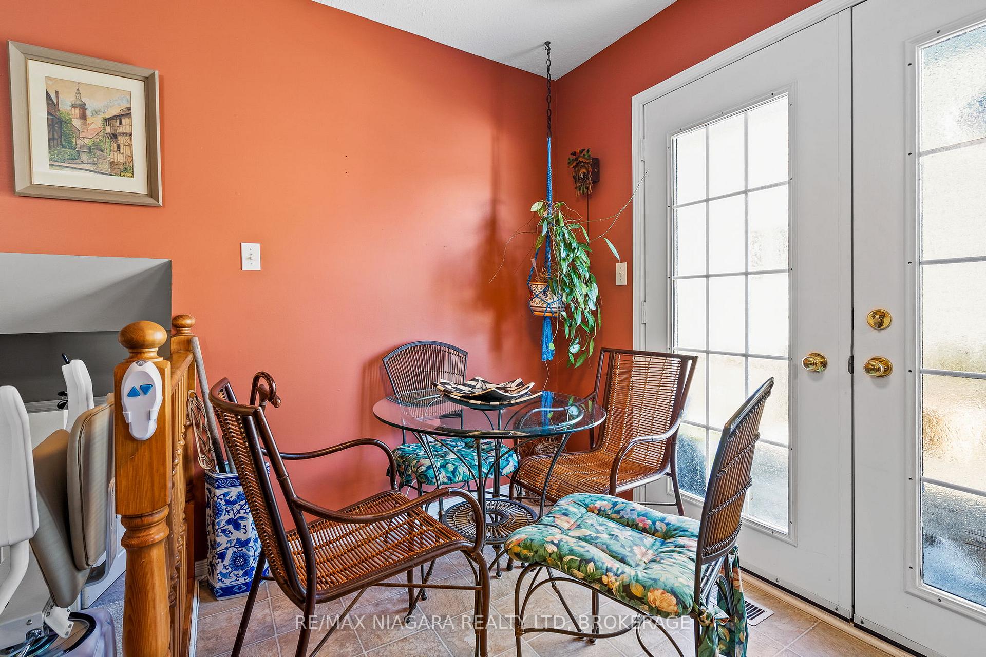 Photo 9 of 17 Waterview Court, Welland, Broadway — HOMEH