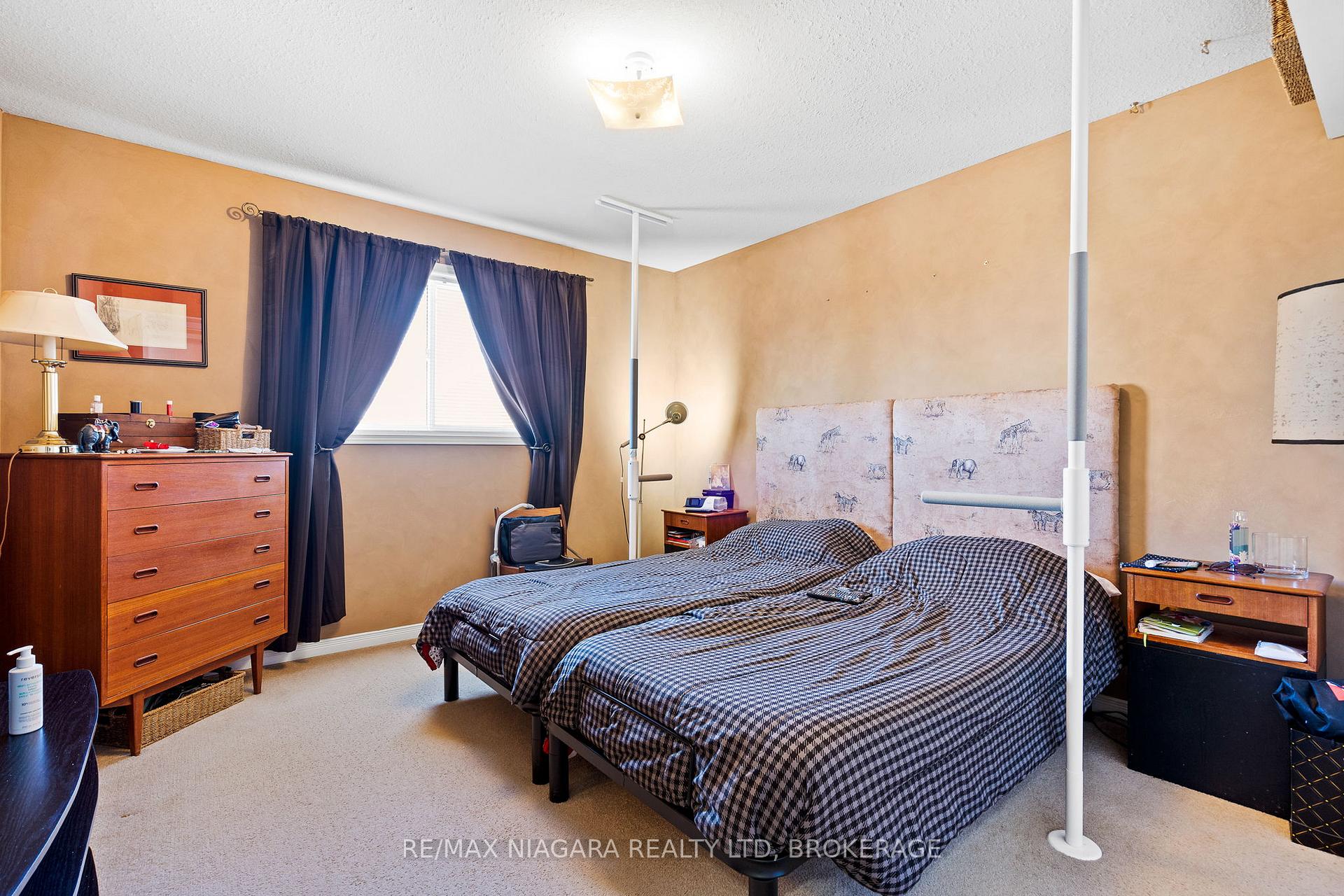 Photo 11 of 17 Waterview Court, Welland, Broadway — HOMEH