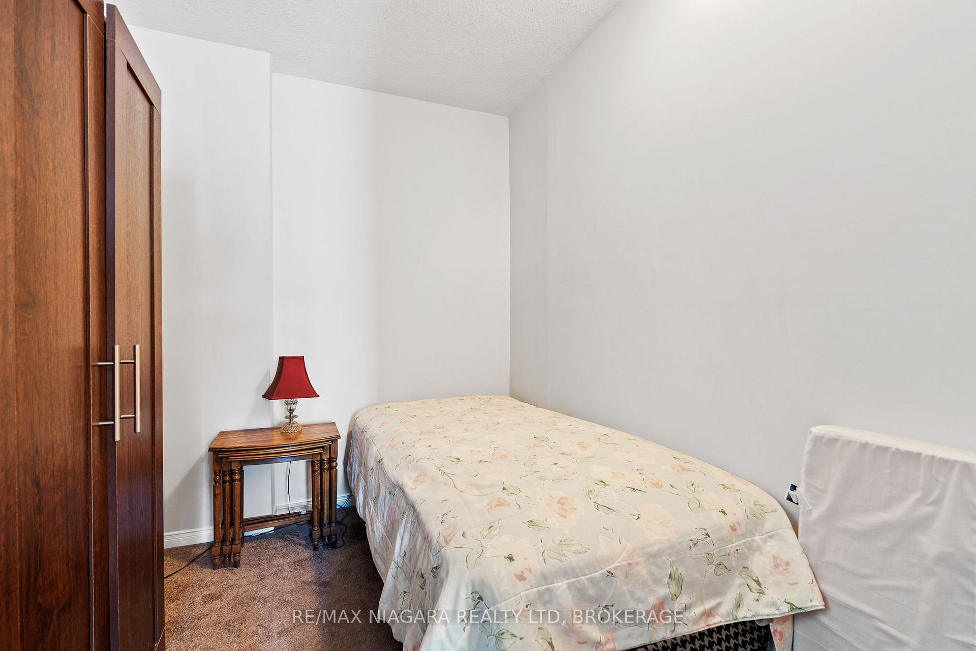 Photo 14 of 17 Waterview Court, Welland, Broadway — HOMEH