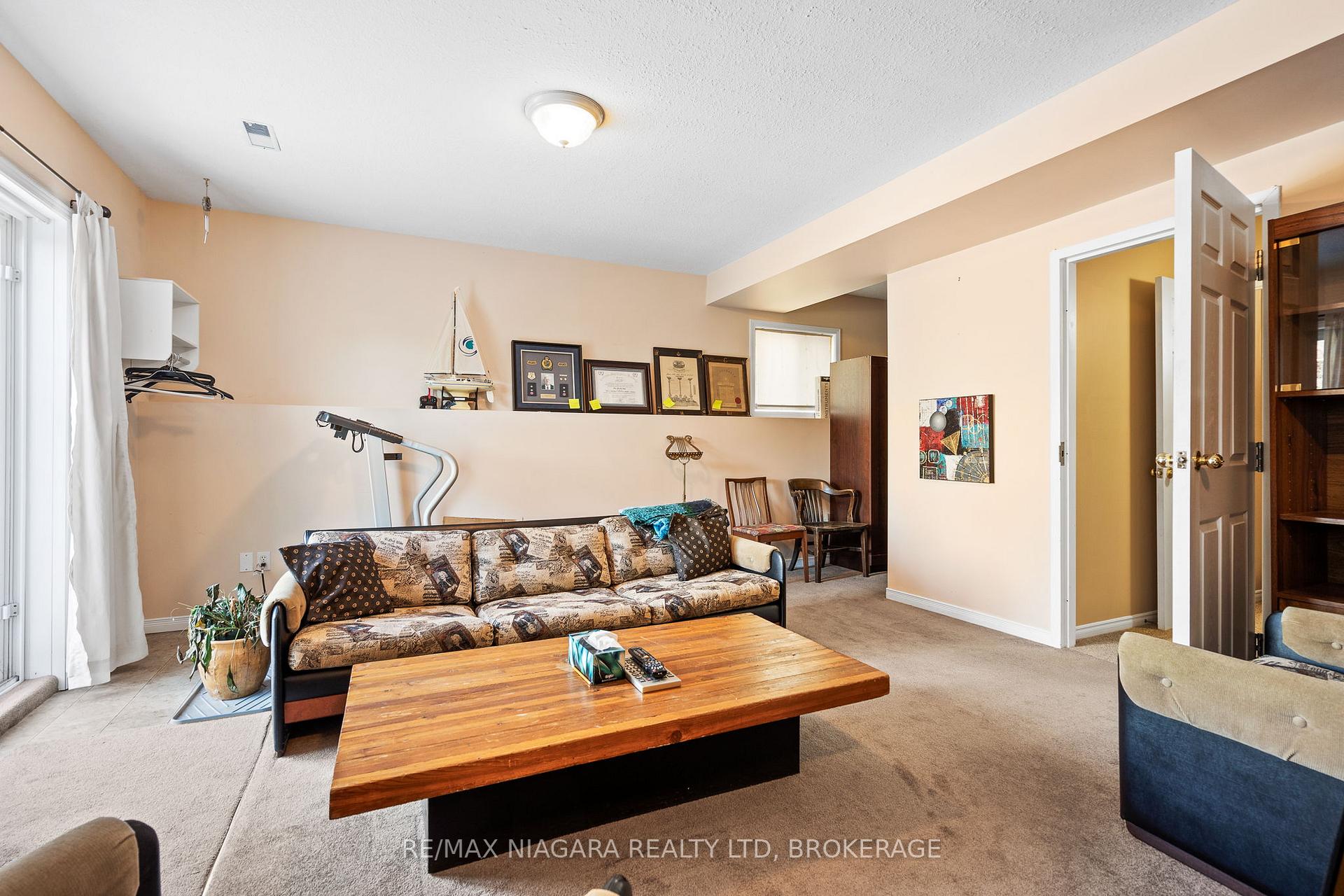 Photo 15 of 17 Waterview Court, Welland, Broadway — HOMEH