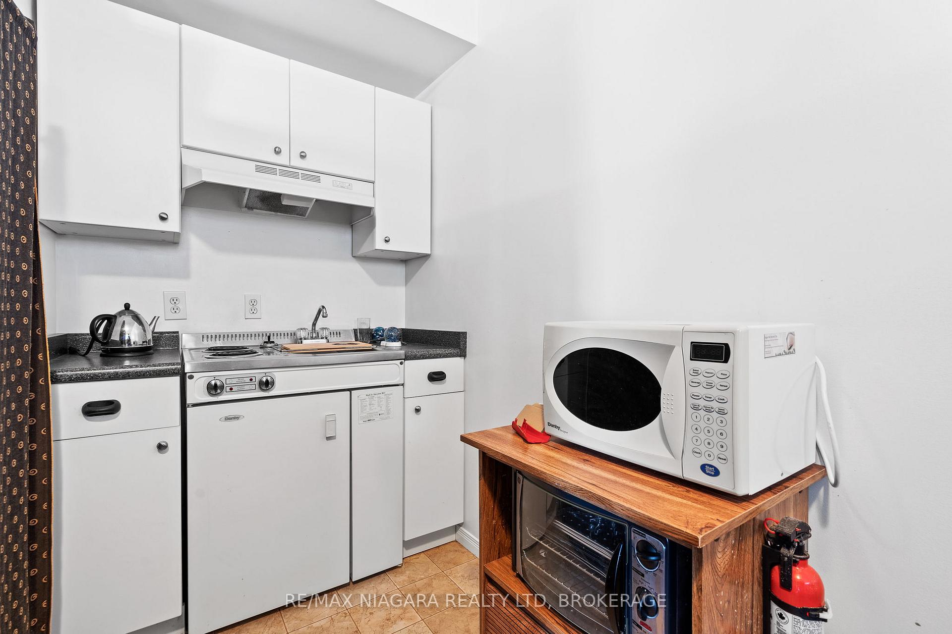 Photo 16 of 17 Waterview Court, Welland, Broadway — HOMEH