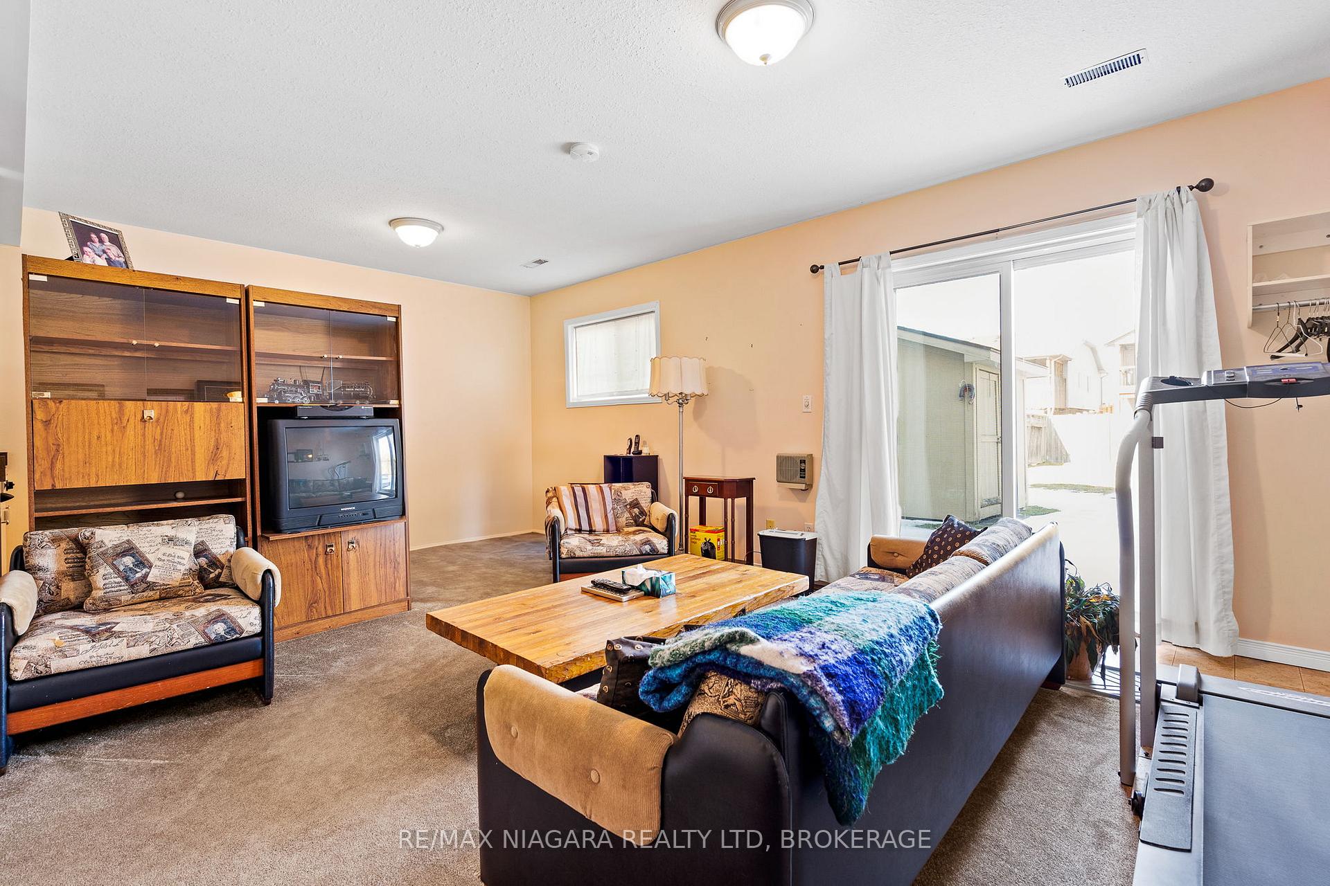 Photo 17 of 17 Waterview Court, Welland, Broadway — HOMEH