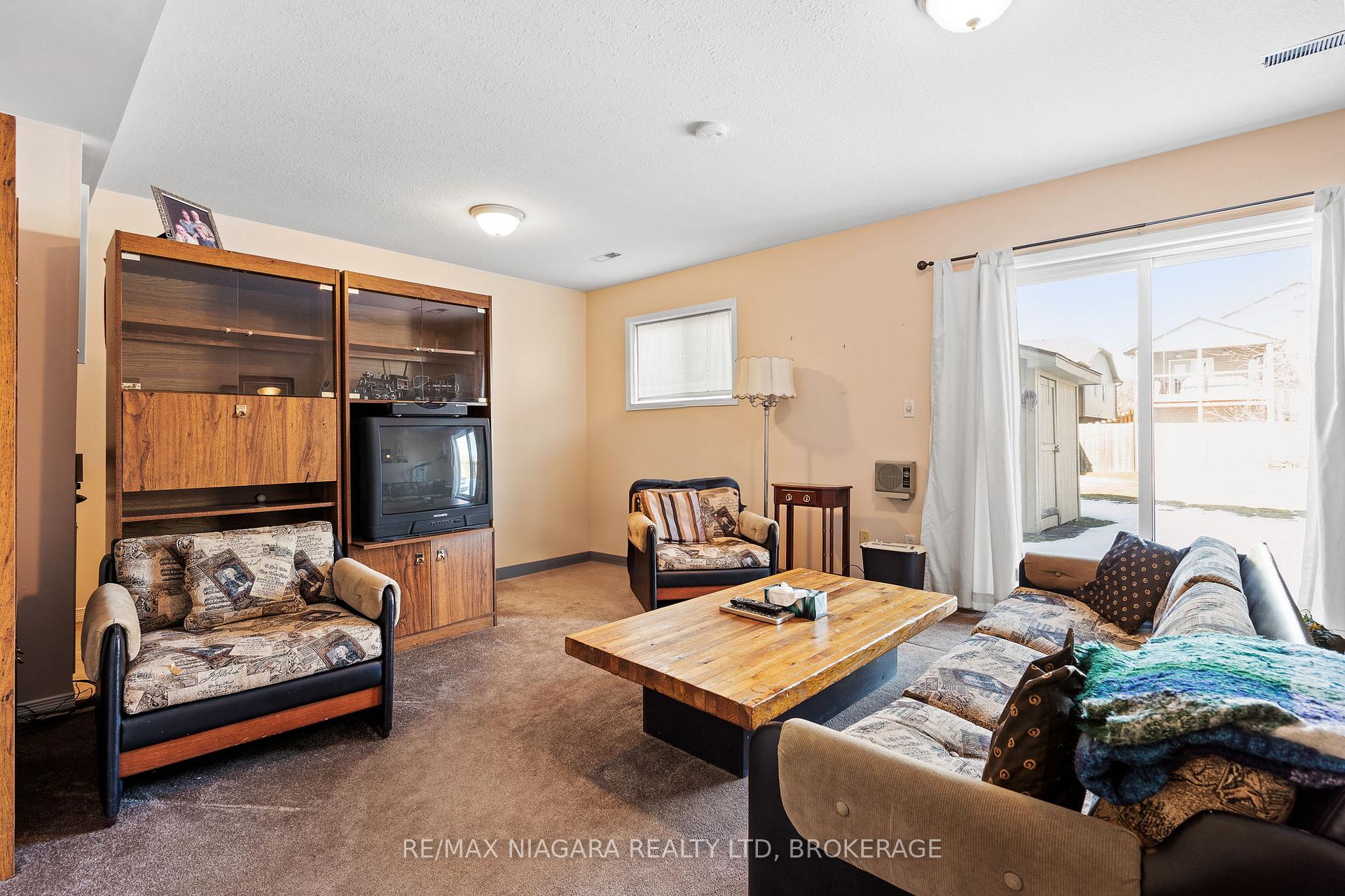 Photo 19 of 17 Waterview Court, Welland, Broadway — HOMEH