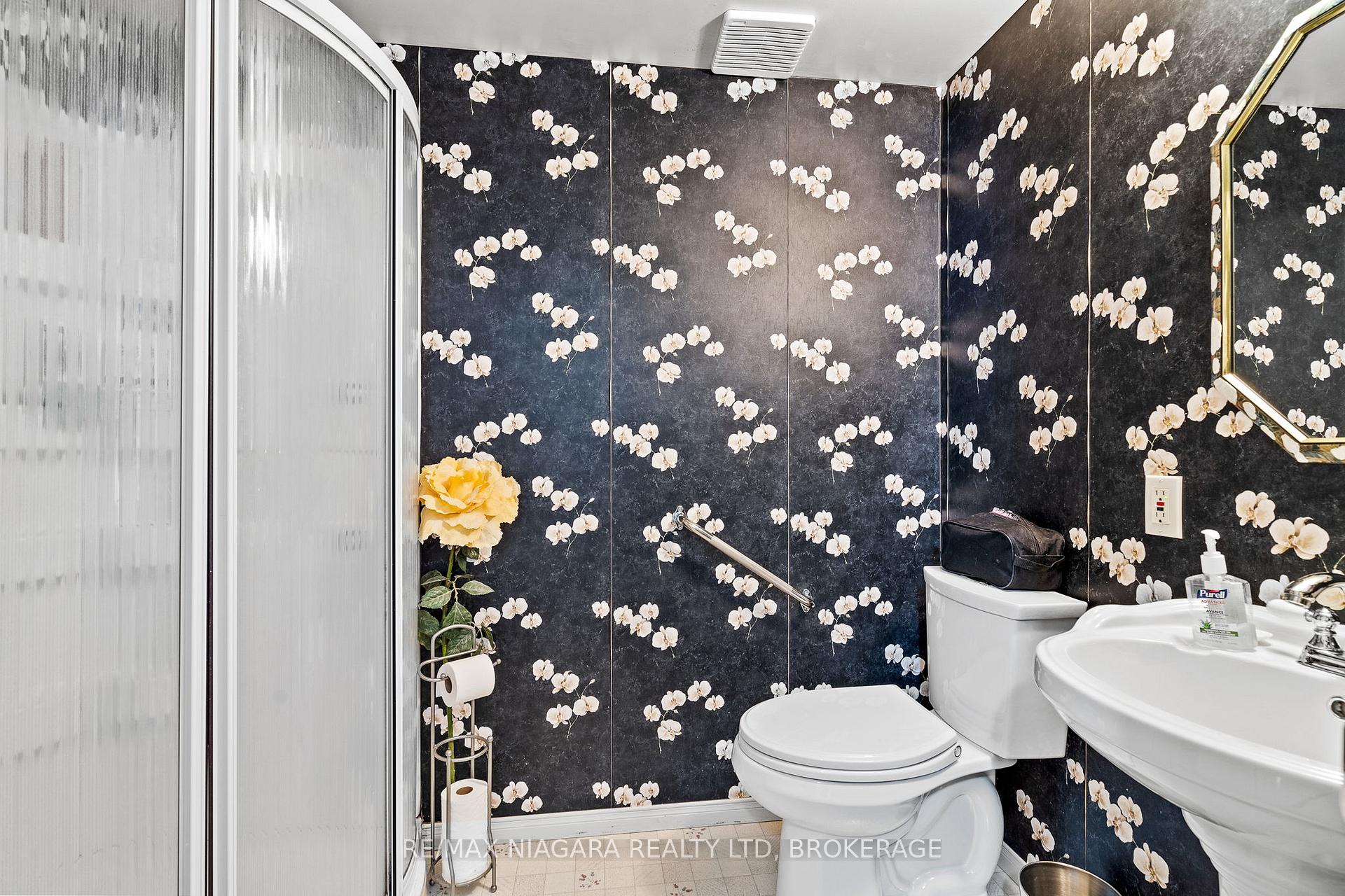 Photo 20 of 17 Waterview Court, Welland, Broadway — HOMEH