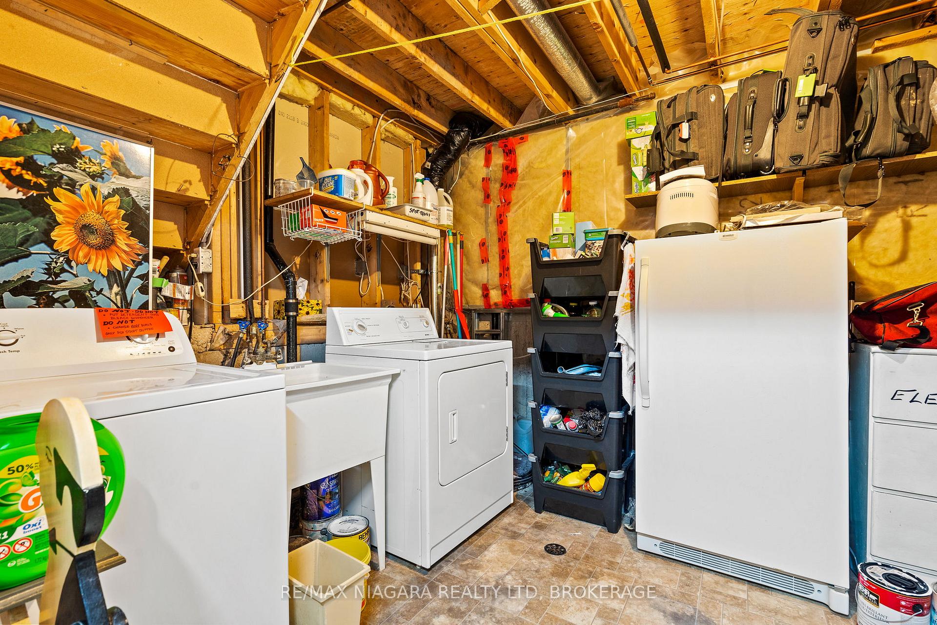 Photo 21 of 17 Waterview Court, Welland, Broadway — HOMEH