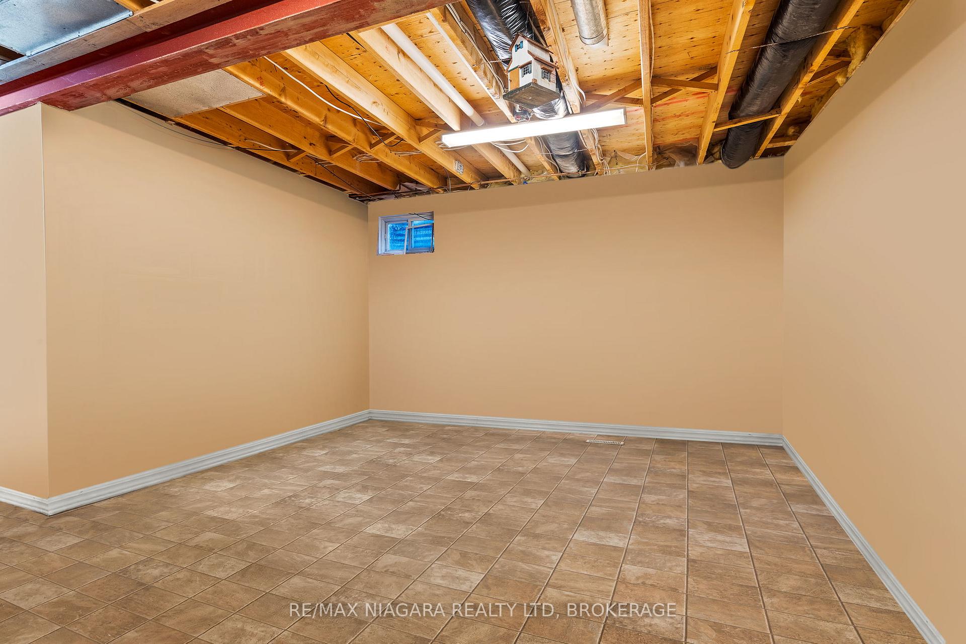 Photo 22 of 17 Waterview Court, Welland, Broadway — HOMEH