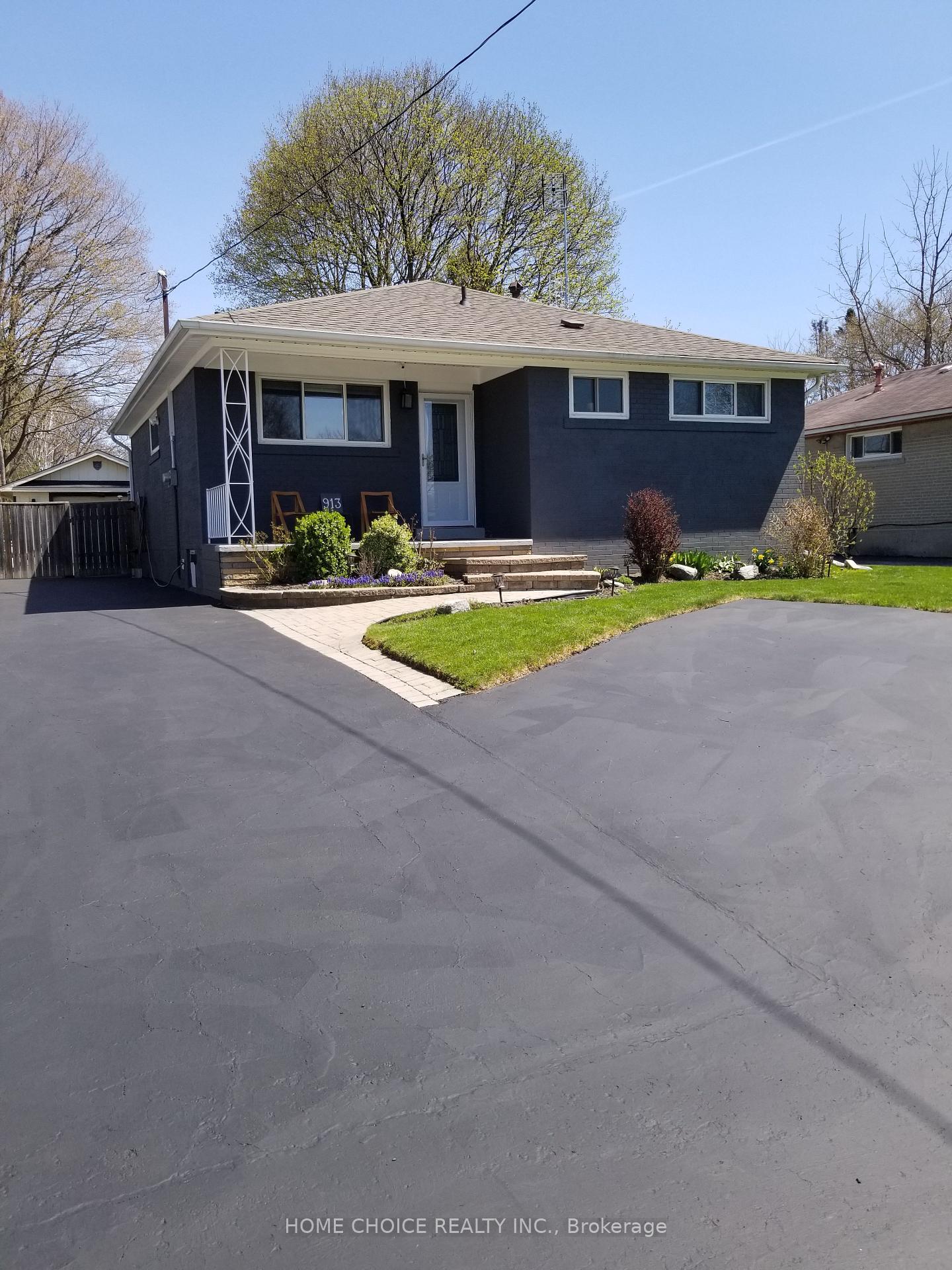Photo 2 of 913 Walton Boulevard, Whitby, Williamsburg — HOMEH