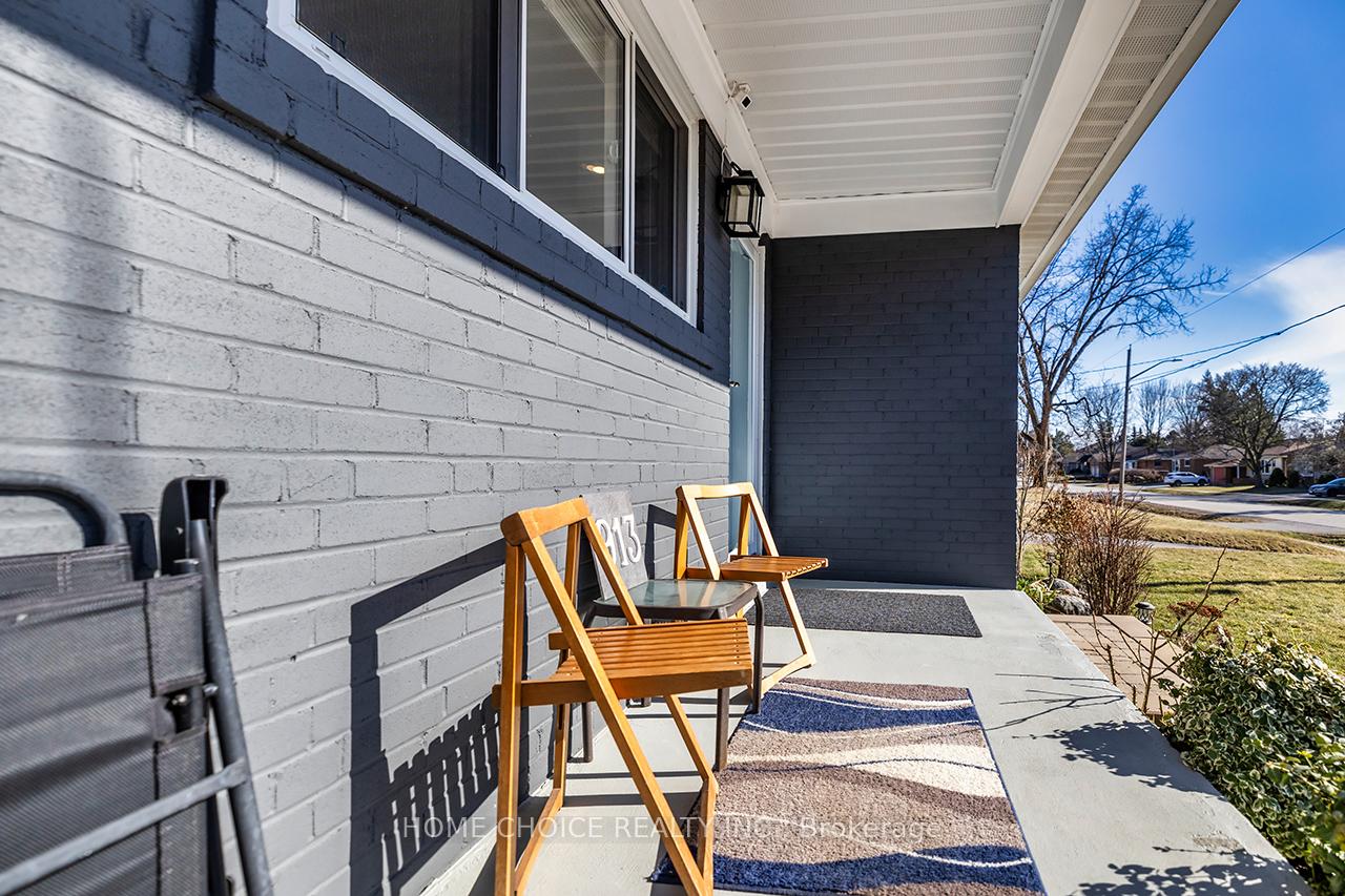 Photo 6 of 913 Walton Boulevard, Whitby, Williamsburg — HOMEH