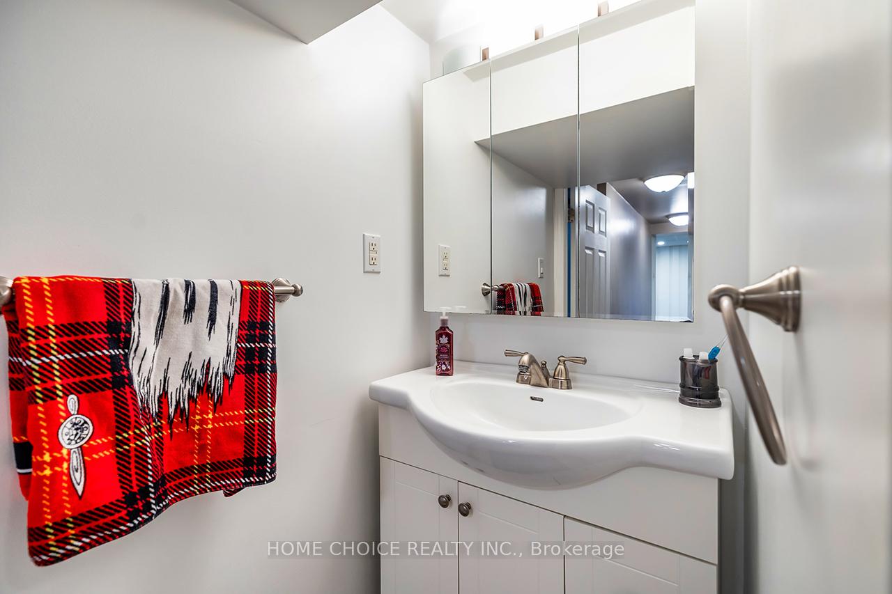 Photo 34 of 913 Walton Boulevard, Whitby, Williamsburg — HOMEH