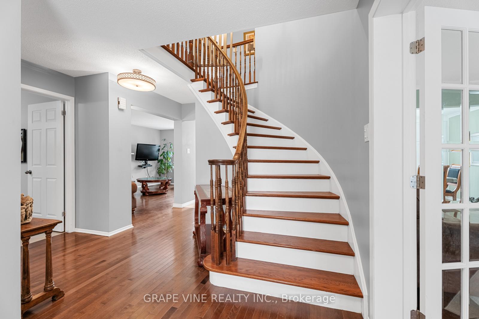 Photo 4 of 1874 Leclair Crescent, Ottawa, Queenswood Heights South — HOMEH