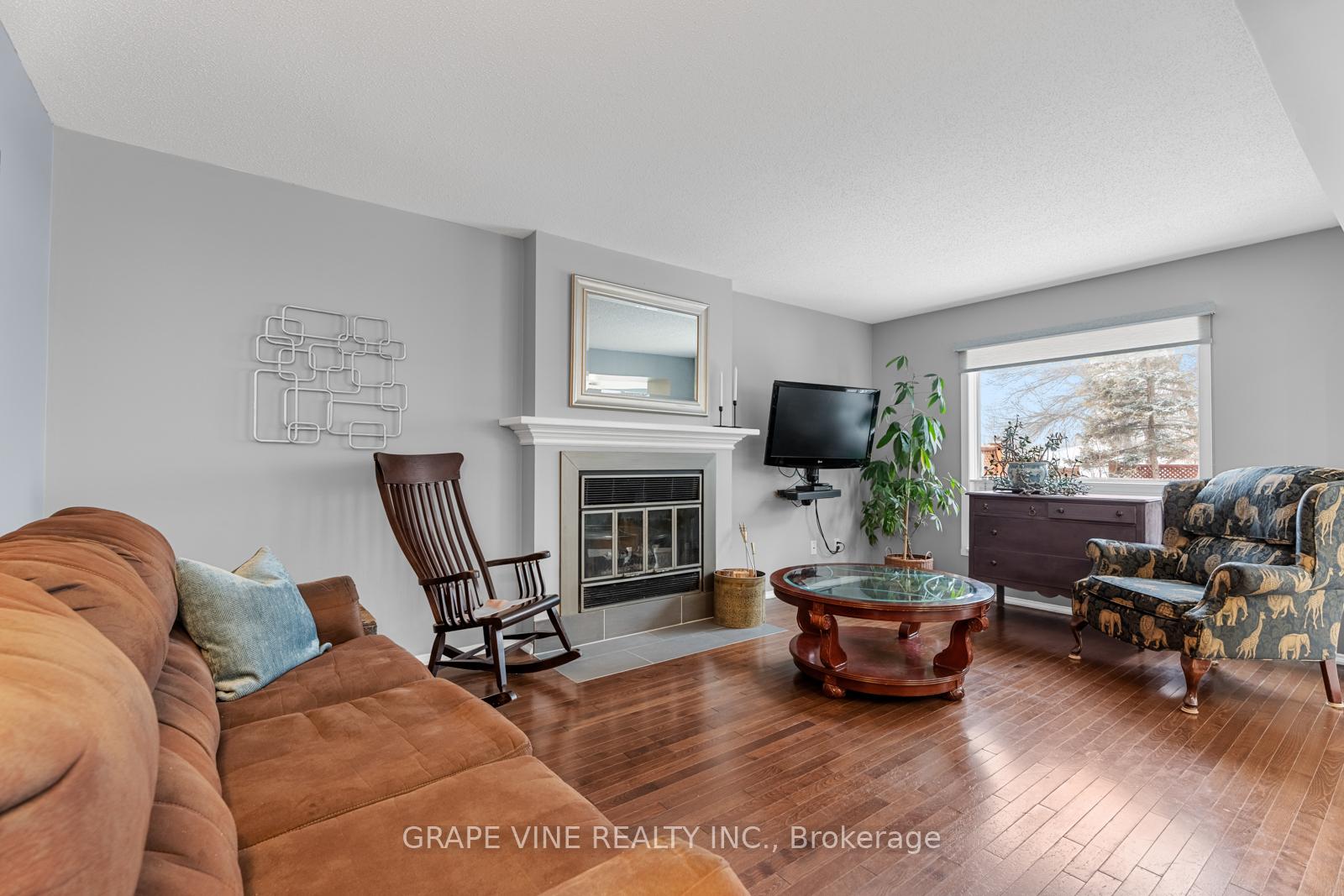 Photo 10 of 1874 Leclair Crescent, Ottawa, Queenswood Heights South — HOMEH