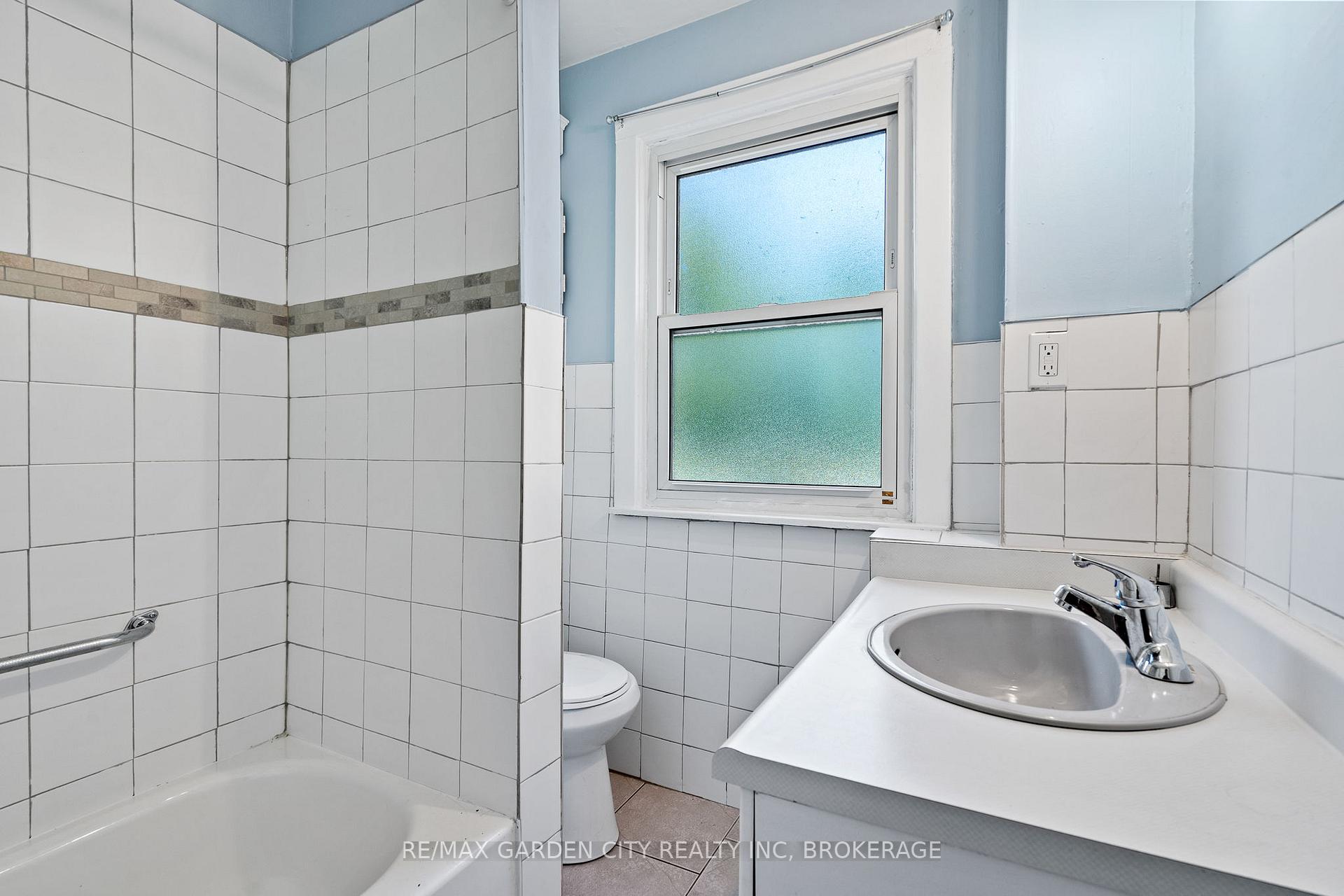 Photo 4 of 90 First Street, Welland, Lincoln/Crowland — HOMEH