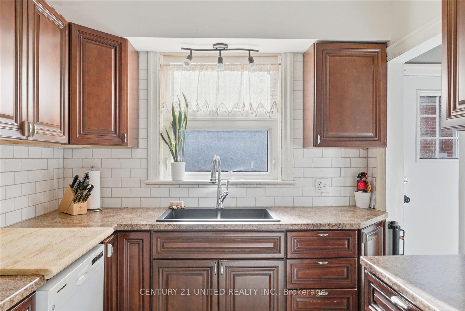 Photo 16 of 776 Bethune Street, Peterborough, Northcrest Ward 5 — HOMEH