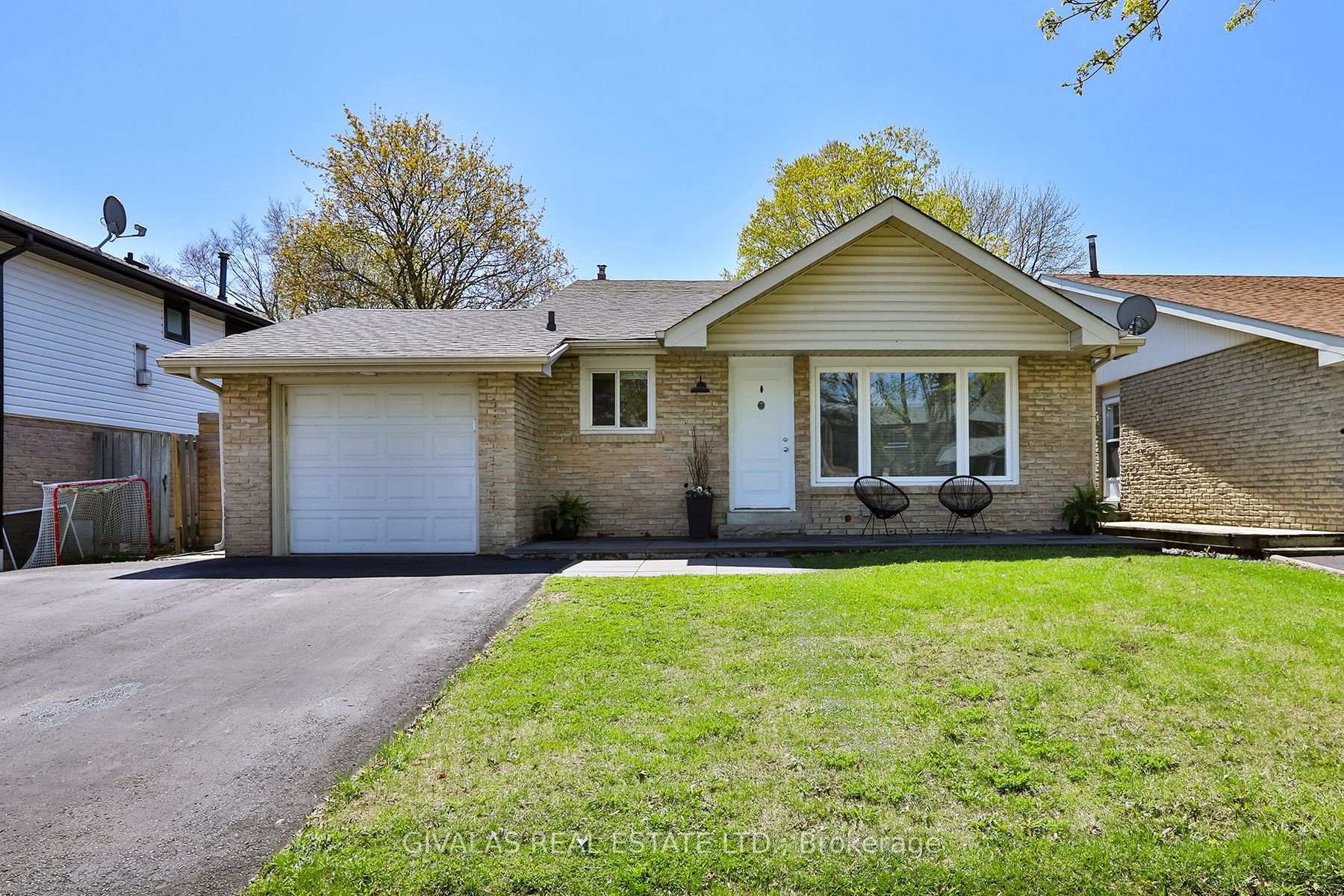 Photo 2 of 574 Bradley Drive, Whitby, Pringle Creek — HOMEH