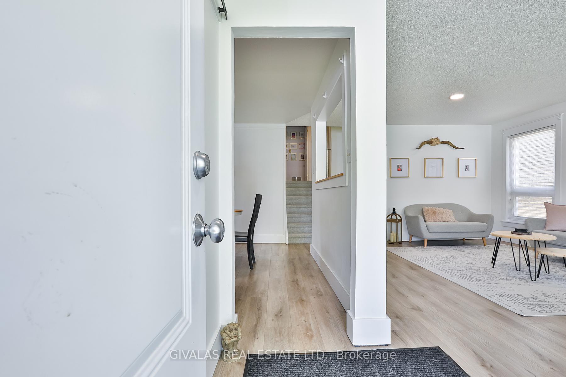 Photo 3 of 574 Bradley Drive, Whitby, Pringle Creek — HOMEH