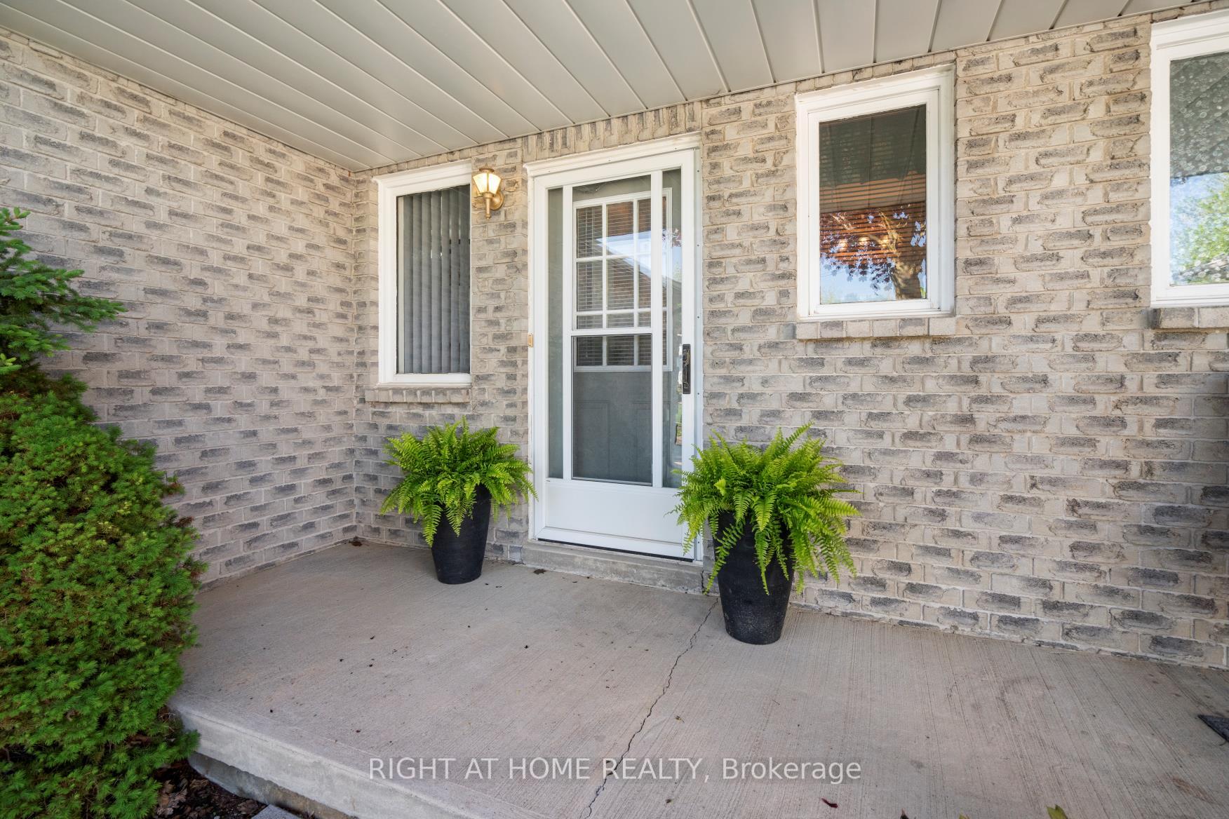 Photo 5 of 1049 Attersley Drive, Oshawa, Pinecrest — HOMEH