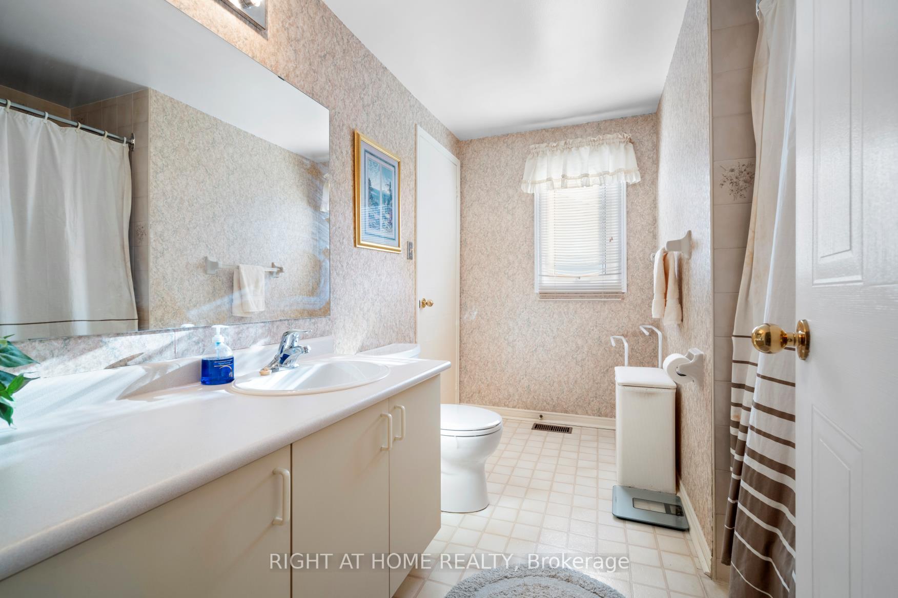Photo 24 of 1049 Attersley Drive, Oshawa, Pinecrest — HOMEH