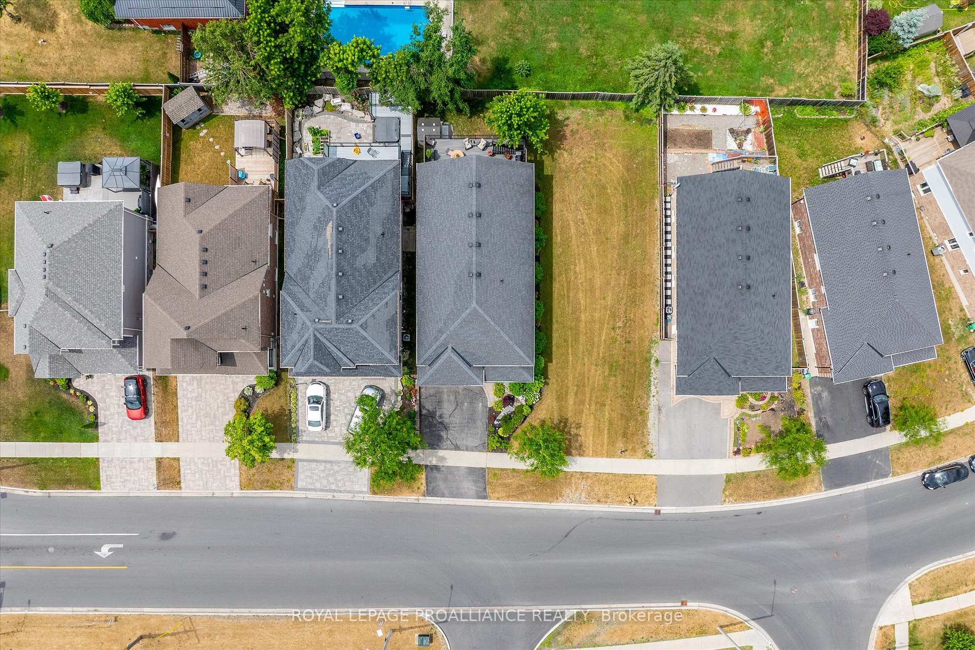 Photo 4 of 113 Chandler Crescent, Peterborough, Monaghan Ward 2 — HOMEH