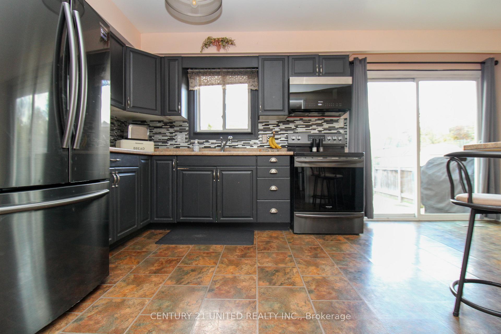 Photo 17 of 2130 Meadowview Road, Peterborough, Ashburnham Ward 4 — HOMEH