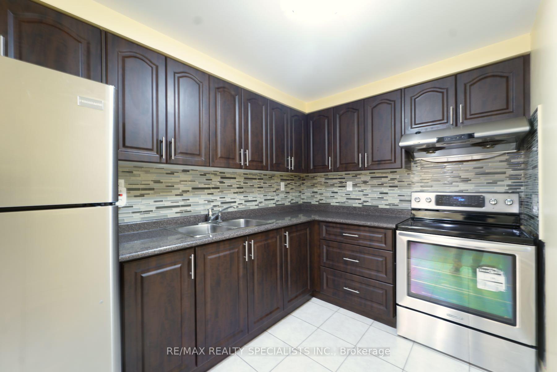 Photo 10 of 38 Gianmarco Way, Vaughan, Vellore Village — HOMEH