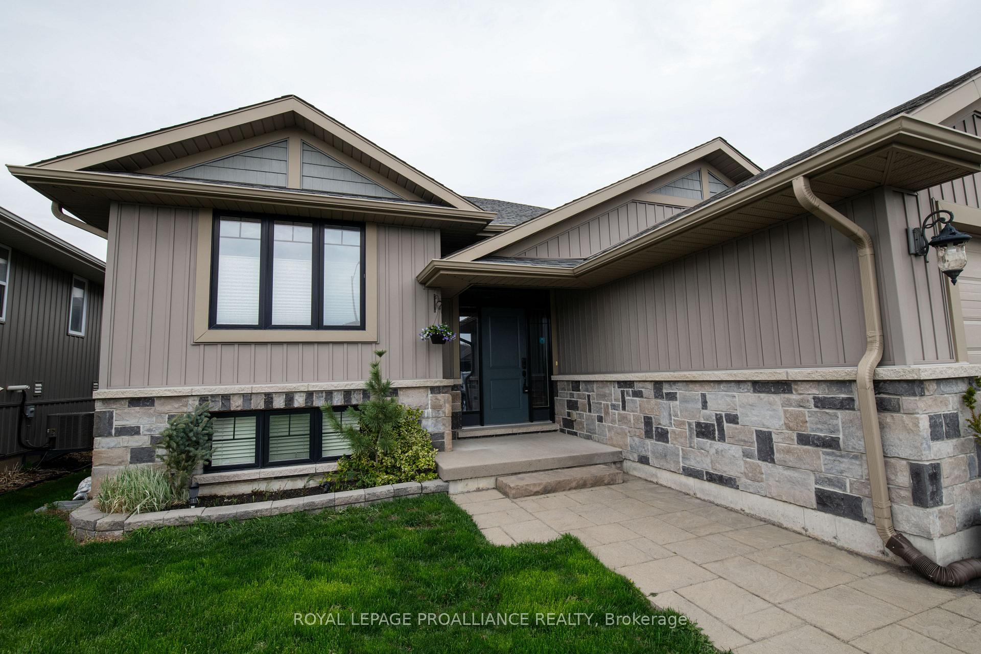 Photo 2 of 28 Butternut Court, Belleville, Belleville Ward — HOMEH