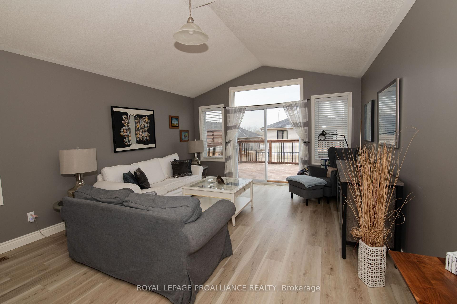 Photo 4 of 28 Butternut Court, Belleville, Belleville Ward — HOMEH